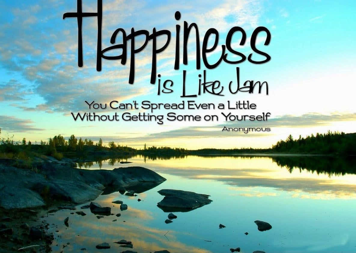 happiness 桌布 壁紙 — 日落時分的寧靜湖泊映照著金色天空和雲朵，粗體文字寫著「Happiness is Like Jam」。
