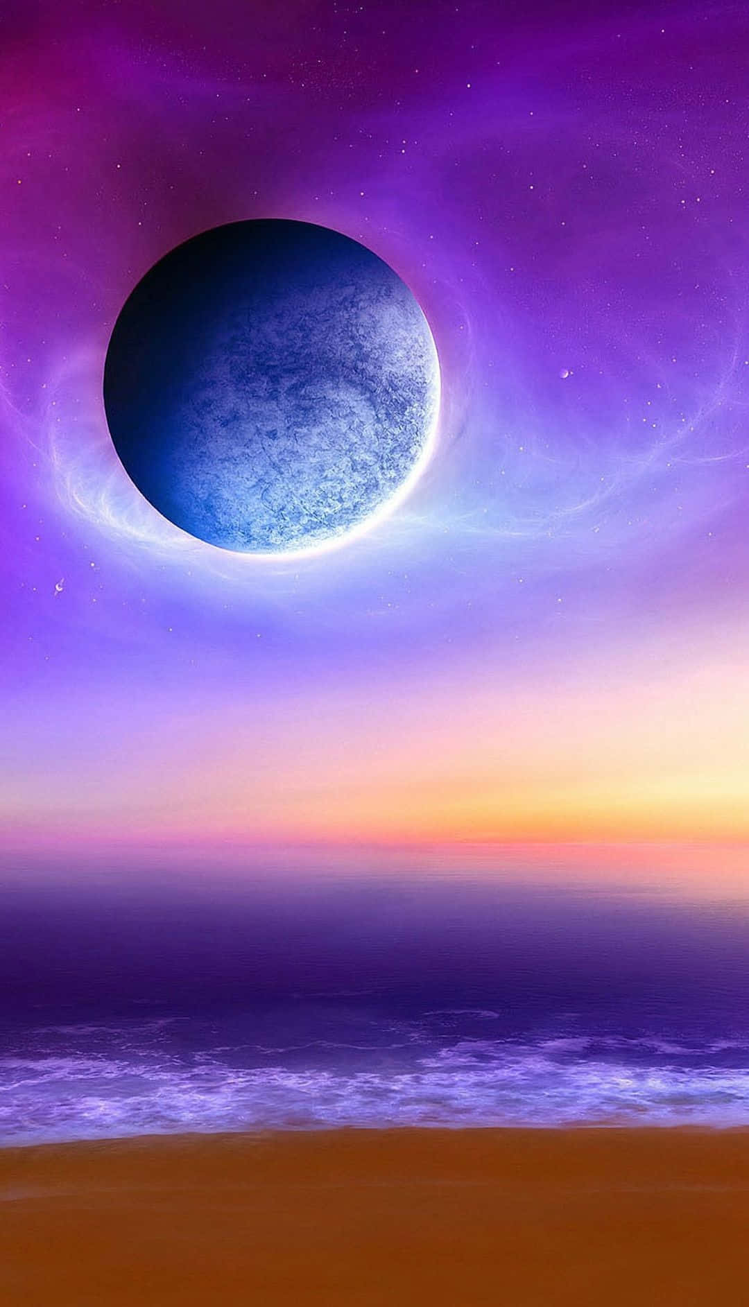 Beautiful Space 桌布 壁紙 — 日落時分的超現實海灘場景，一顆發光的藍色行星懸浮在地平線上方，映襯著充滿活力的紫色和橙色天空。