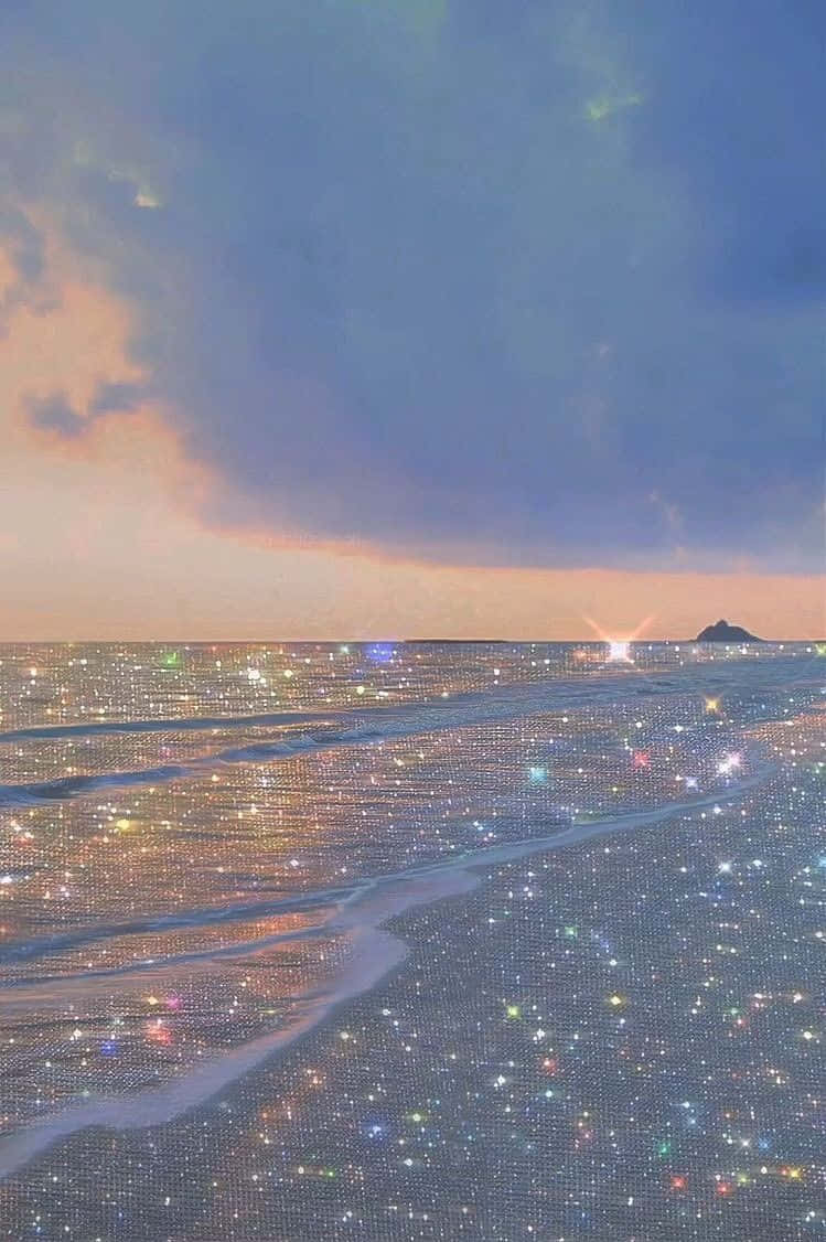 桌布 壁紙 — 日落時分閃閃發光的海灘，閃爍的海水和遠處的島嶼，在柔和粉彩的天空下。