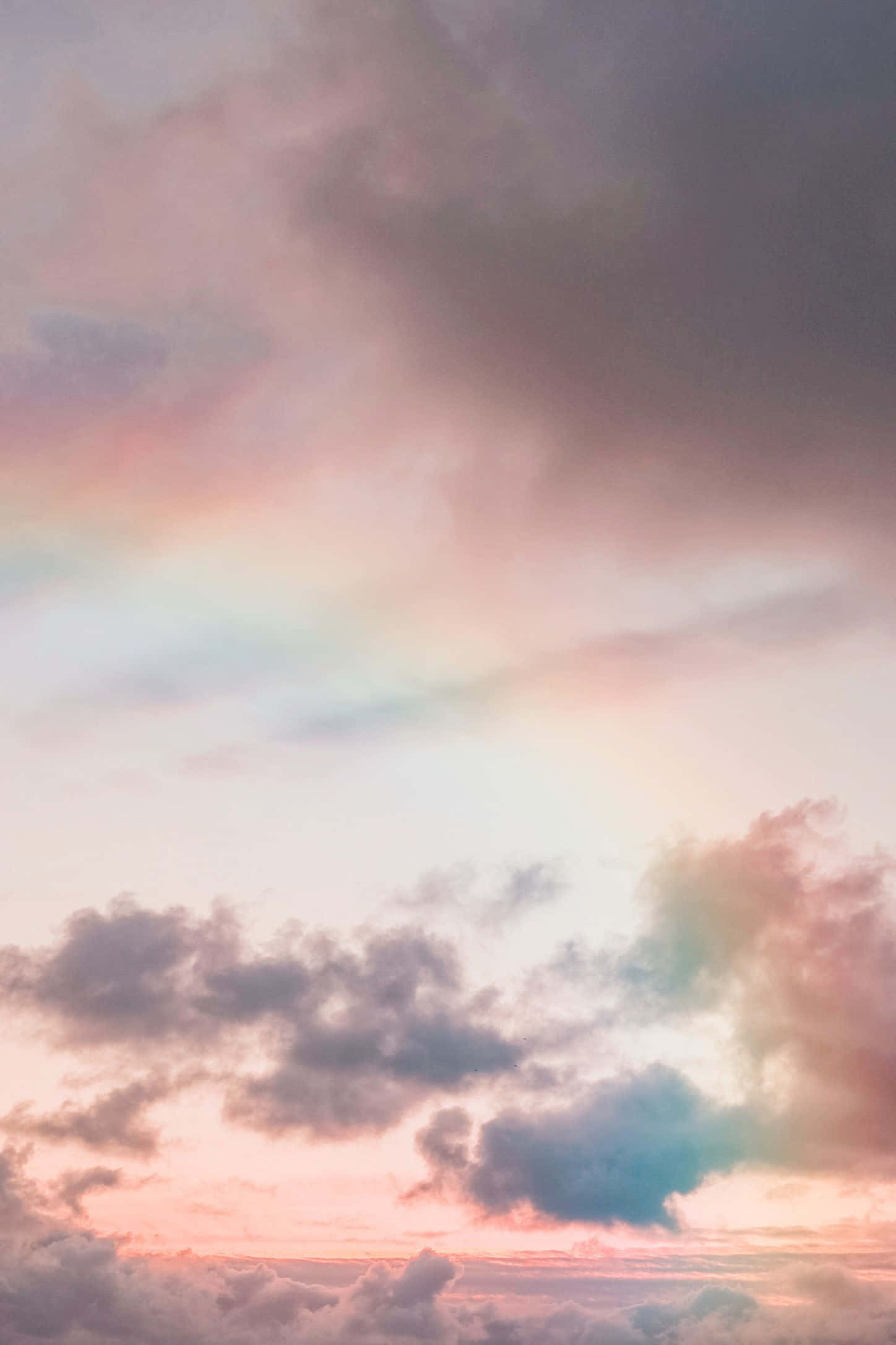 Clouds Aesthetics 桌布 壁紙 — 日落時夢幻般的粉彩天空，柔和的粉紅色、紫色和藍綠色雲彩在逐漸褪色的日光地平線上閃耀。