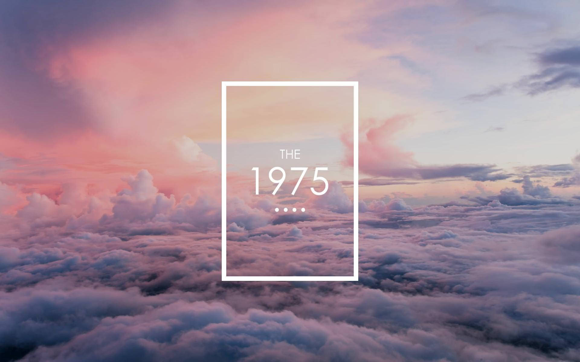The 1975 桌布 壁紙 — 日落時柔和的粉紅色和紫色雲層的鳥瞰圖，帶有白色框架的文字疊加，寫著「THE 1975」