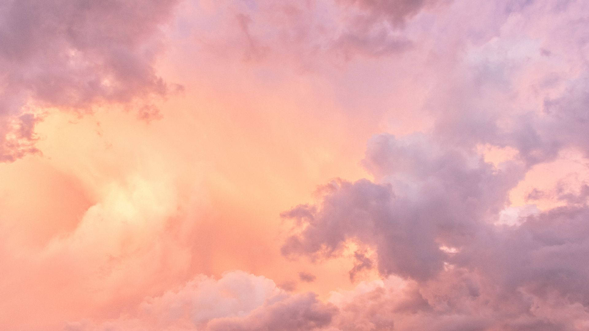 Clouds Aesthetics 桌布 壁紙 — 日落時柔和粉彩的天空，蓬鬆的雲朵散發著蜜桃和薰衣草色調。