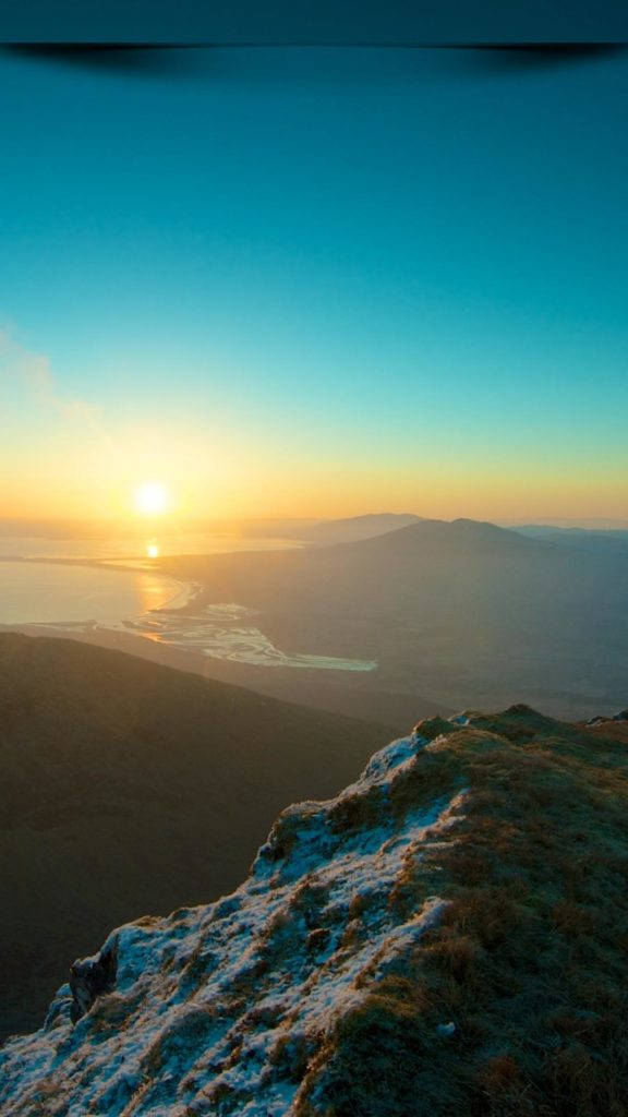 山脈 桌布 壁紙 — 日落照耀著沿海山脈，前景懸崖邊緣覆蓋著霜。