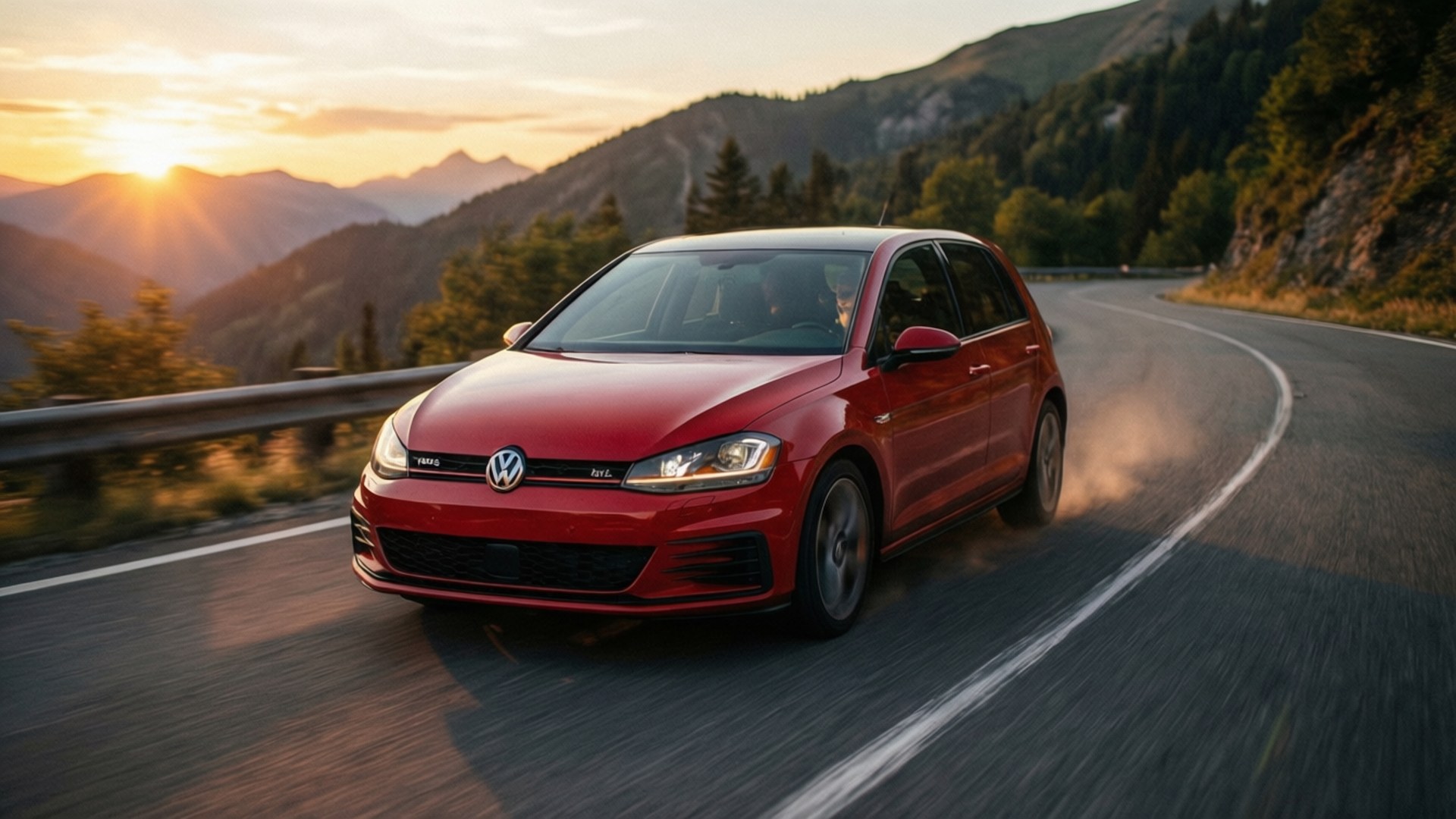日落馳騁 GTI 壁紙 — 一輛紅色福斯Golf在日落時分沿著蜿蜒的山路行駛，金色光芒與動態模糊效果。