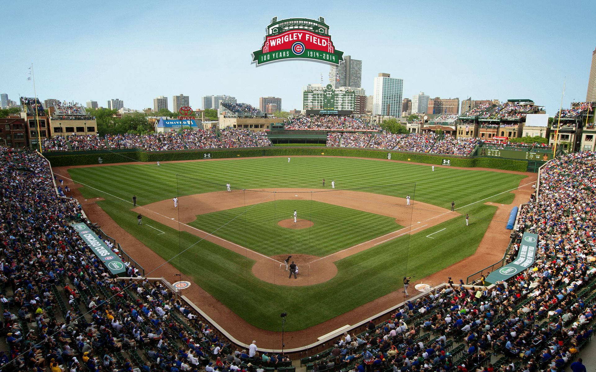 Cubs 桌布 壁紙 — 日間比賽期間，晴朗藍天下擠滿球迷的瑞格利球場棒球場鳥瞰圖。