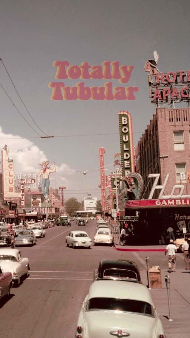 60s 桌布 壁紙 — 明亮天空下，經典汽車與霓虹燈招牌的復古街景。