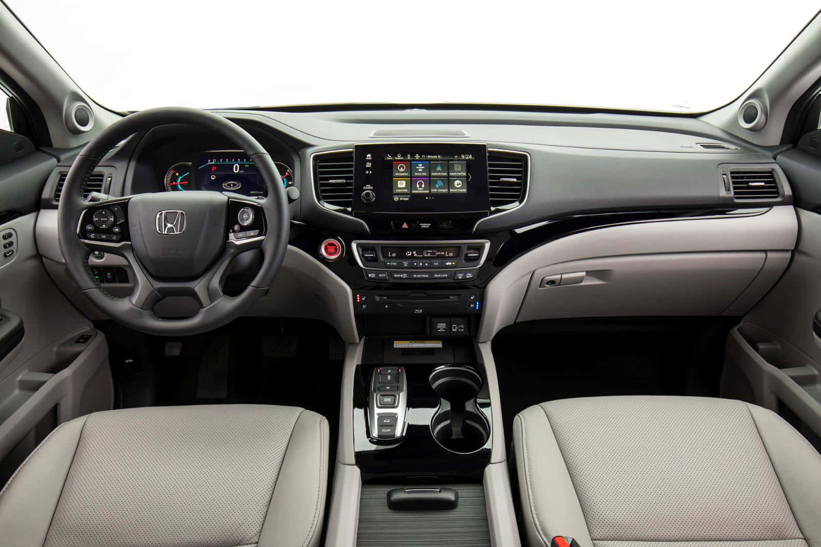 Honda Pilot 桌布 壁紙 — 明亮工作室燈光下，配備灰色皮革座椅和數位儀表板的潔淨現代汽車內部。