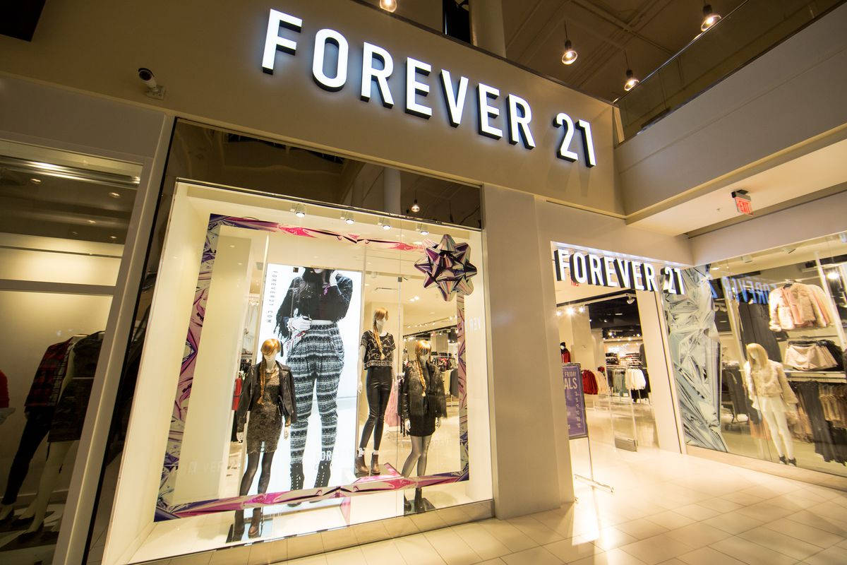 永遠21 桌布 壁紙 — 明亮照明的Forever 21店面，商場走廊中展示穿著時尚服裝的人體模型。