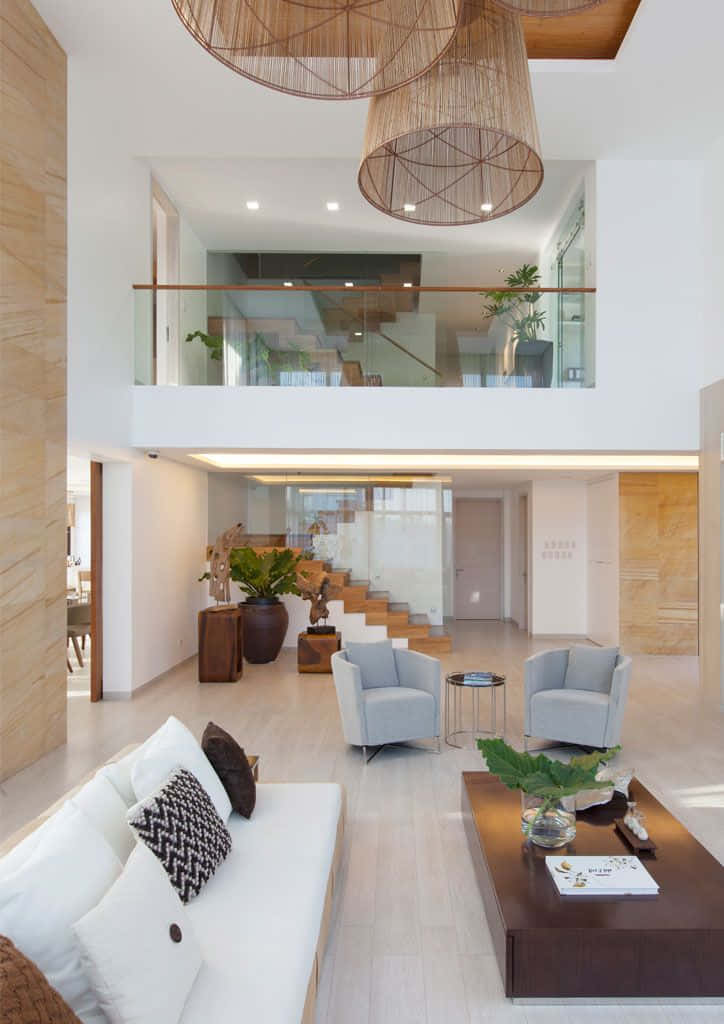 Minimalist Design 桌布 壁紙 — 明亮現代兩層起居空間，配淺色木地板、編織吊燈和玻璃圍合樓梯。