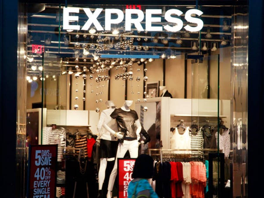 品牌 桌布 壁紙 — 明亮的Express服裝店櫥窗展示，有時尚服裝的人體模型和特價標誌。