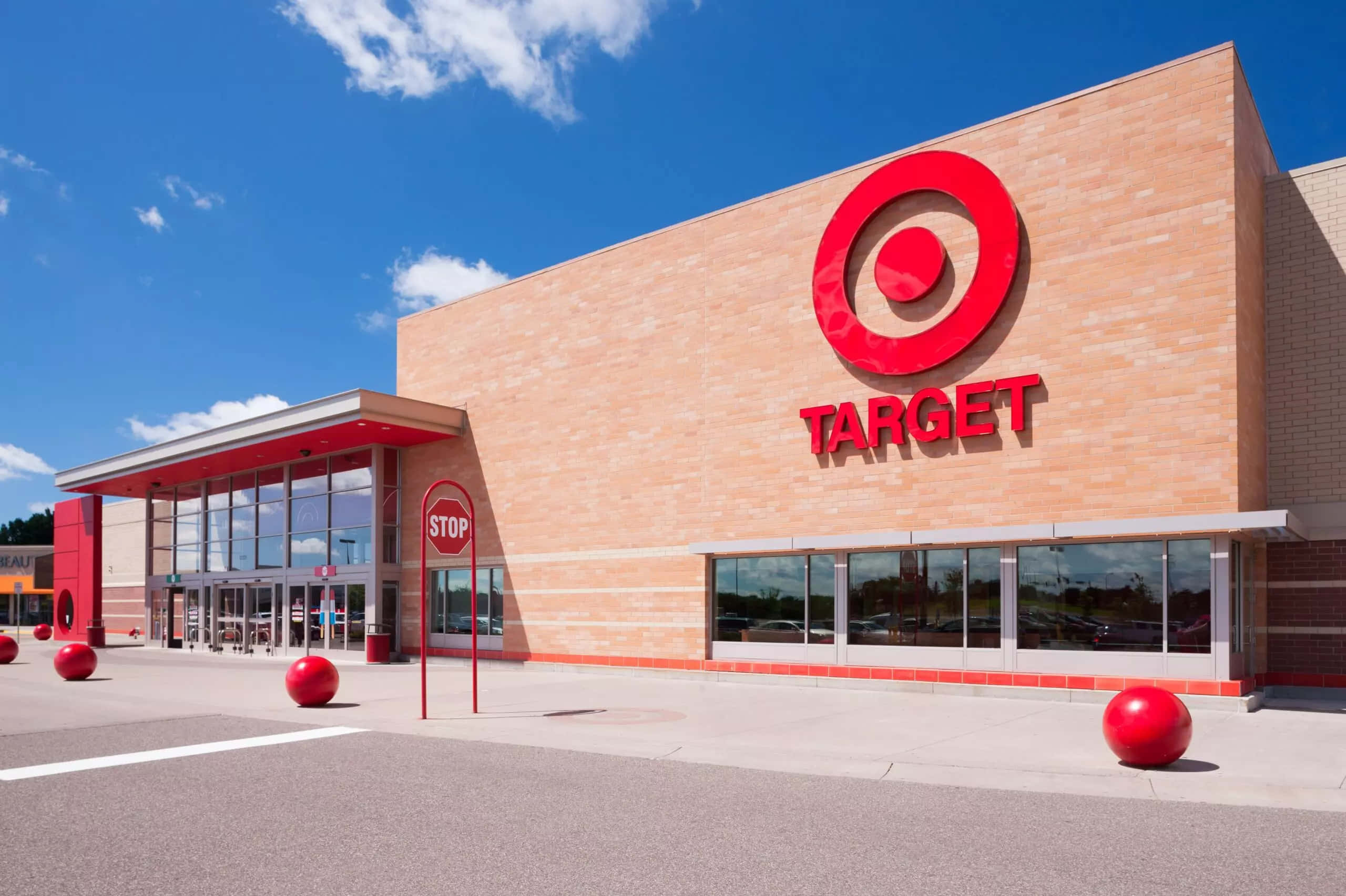 目標 桌布 壁紙 — 明亮的Target商店，紅色標誌和球體在清澈的藍天下。