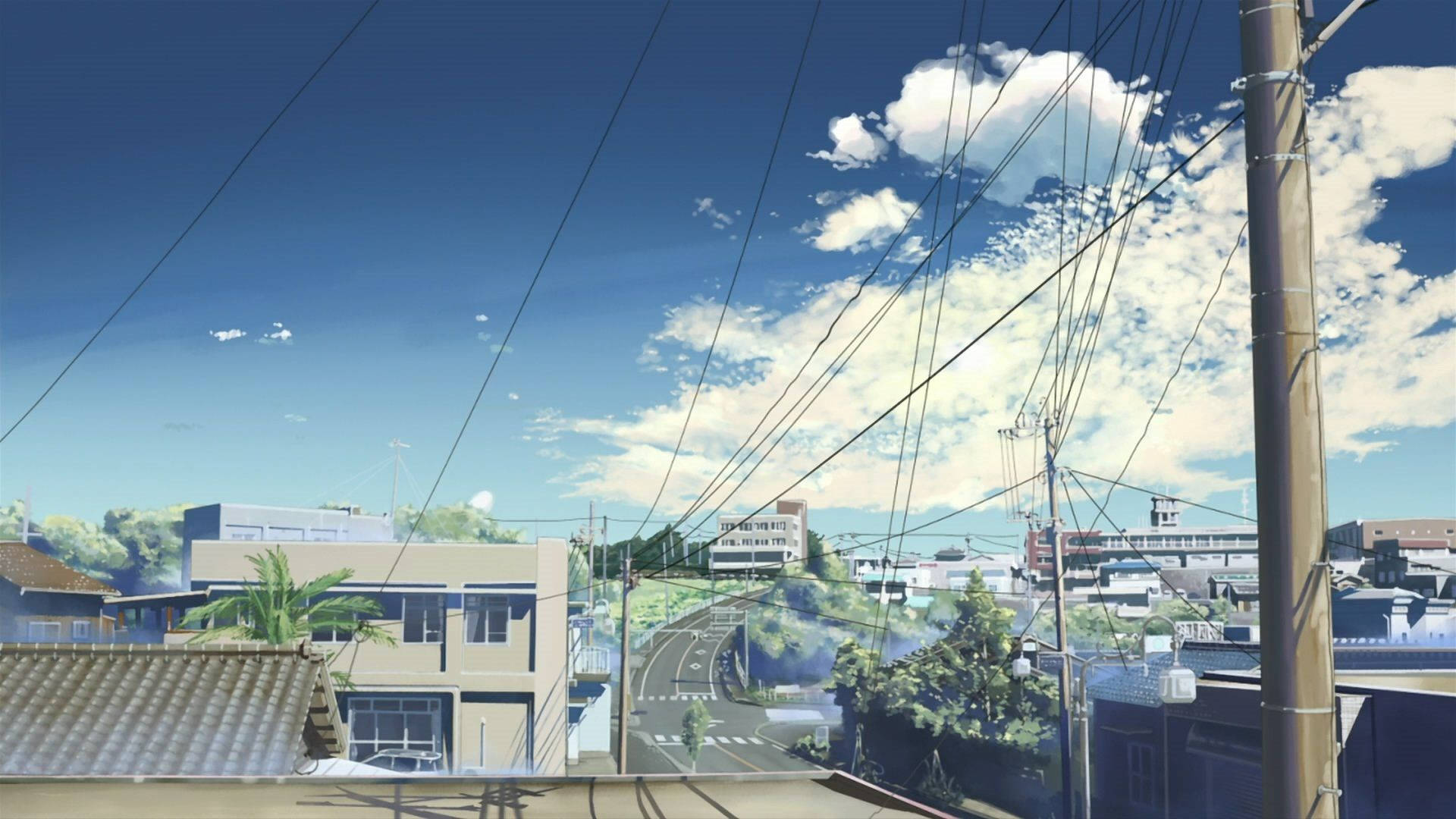 藍色美學 桌布 壁紙 — 明亮的動畫風格城鎮場景，蜿蜒的道路、電線和茂密的綠植，在生動的藍天和蓬鬆的白雲下。