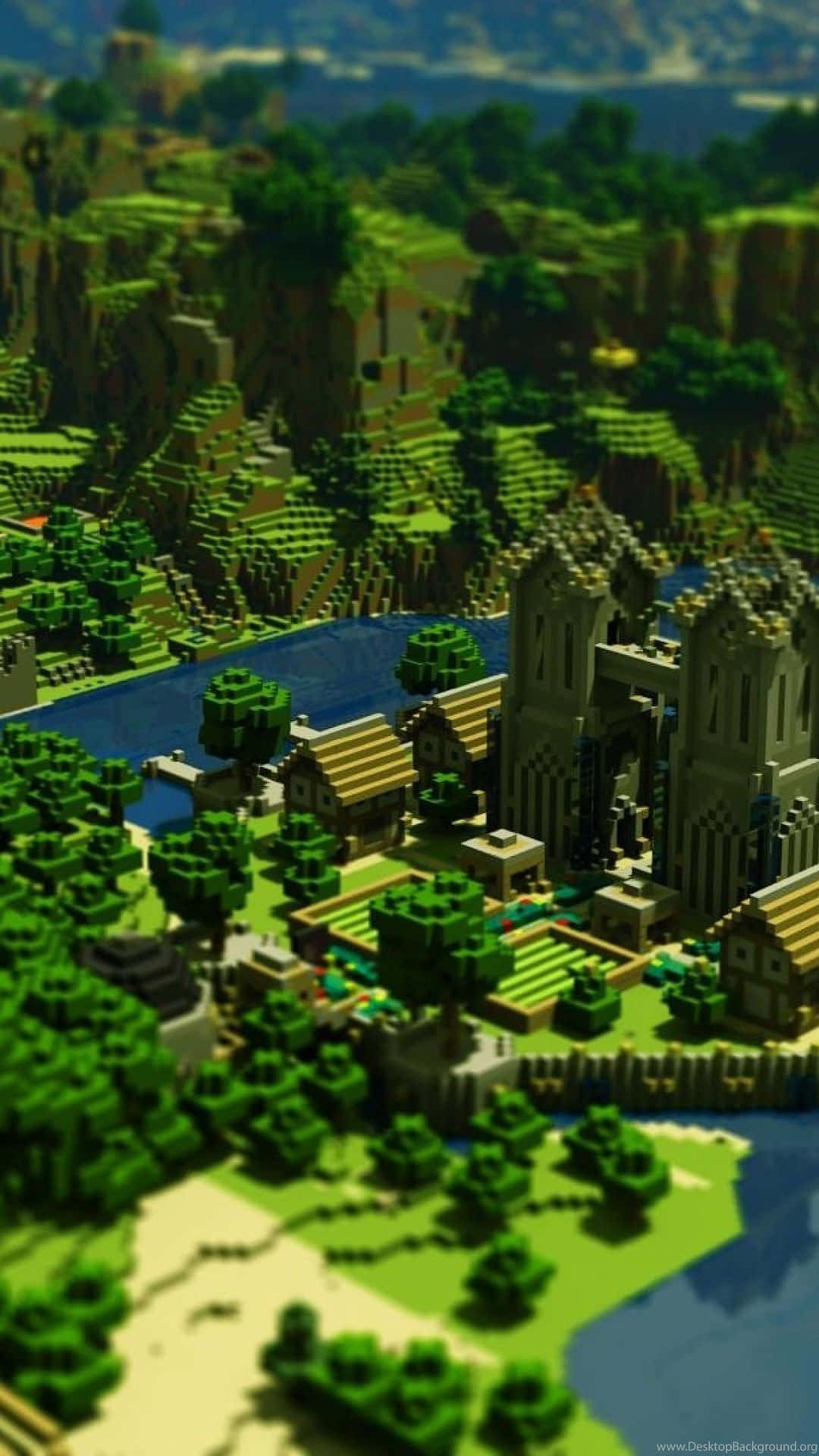 Minecraft Phone 桌布 壁紙 — 明亮的天空下，一個充滿活力的Minecraft村莊坐落在河邊的鳥瞰圖，有像素化的樹木和城堡塔樓。
