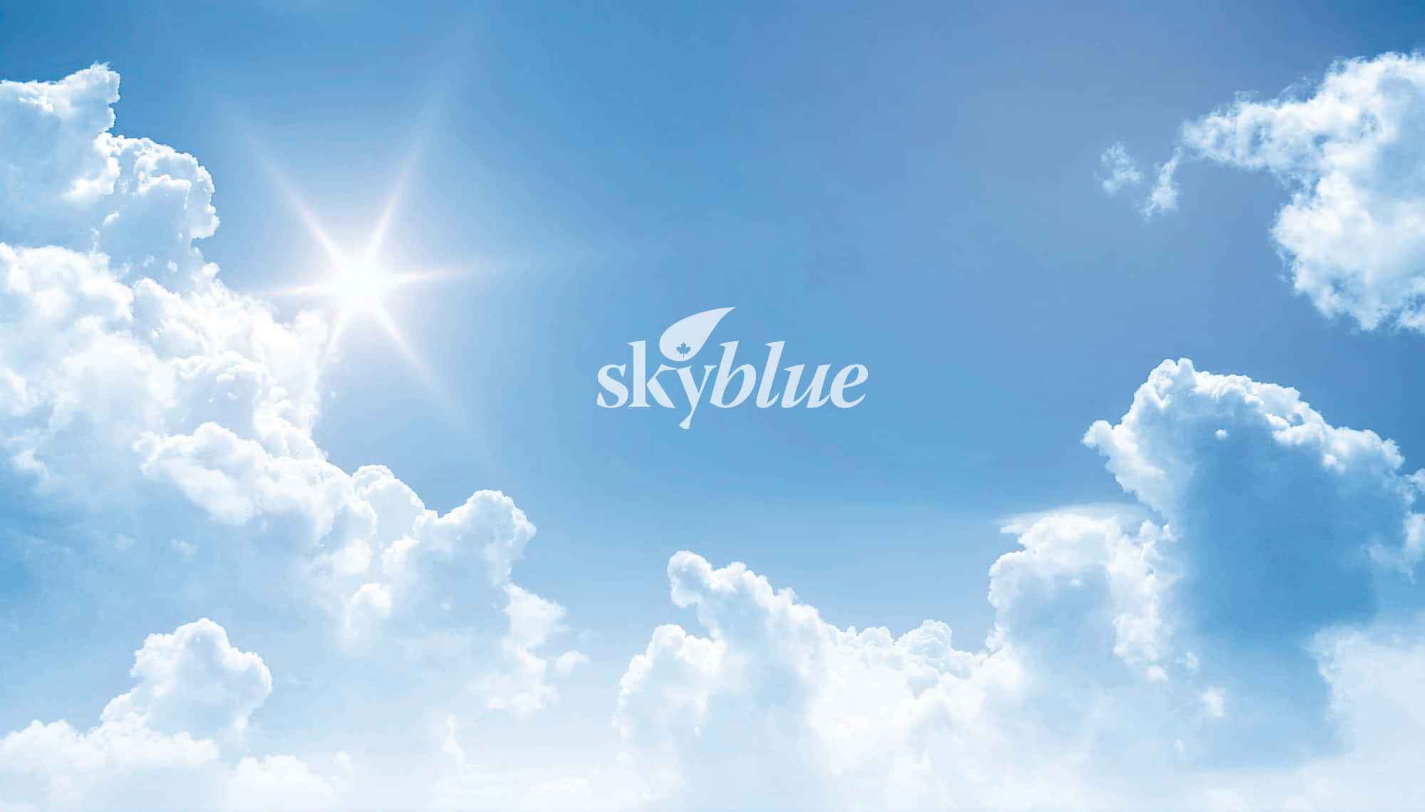 sky blue 桌布 壁紙 — 明亮的太陽穿過蓬鬆的白雲，映襯著鮮豔的藍天，帶有微妙的「skyblue」標誌。