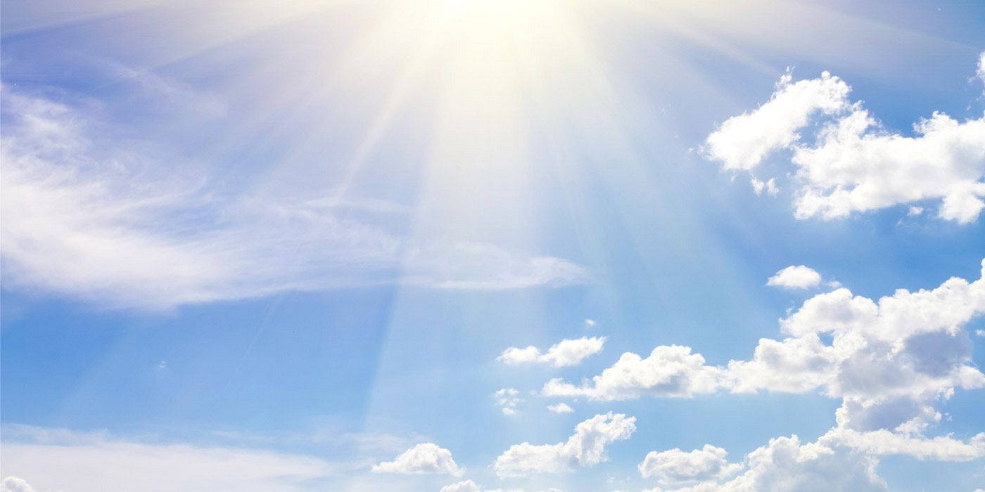 Clouds Aesthetics 桌布 壁紙 — 明亮的太陽透過蓬鬆的白雲散發出金色光芒，映襯著生動的藍天。
