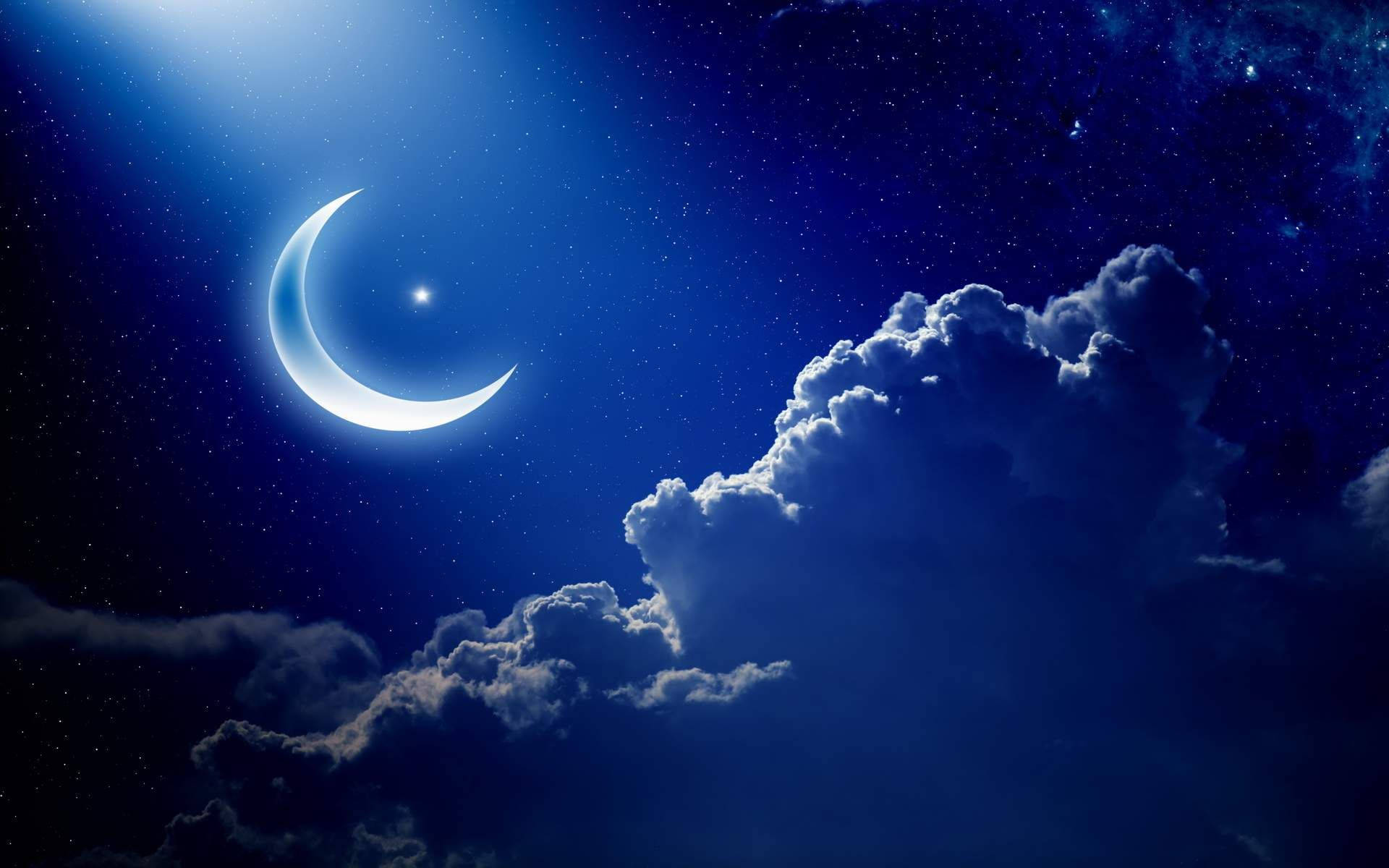 Crescent 桌布 壁紙 — 明亮的彎月和閃亮的星星在深藍色星空夜晚的戲劇性雲層上方閃耀。