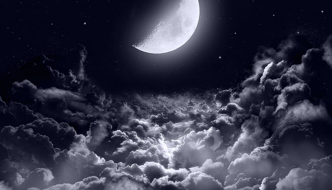 筆電 桌布 壁紙 — 明亮的彎月在繁星點點的夜空下，穿過濃密的雲層灑下空靈的光芒。