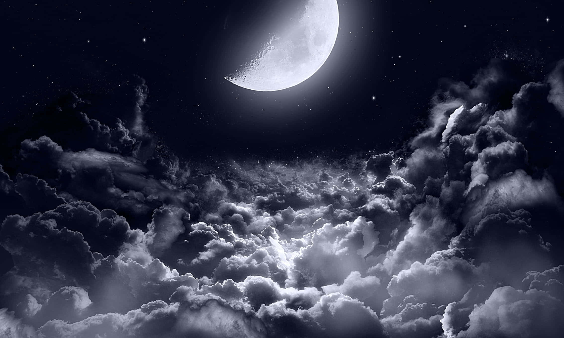 Half Moon 桌布 壁紙 — 明亮的彎月在繁星點點的夜空下，透過戲劇性的雲層投射出空靈的光芒。