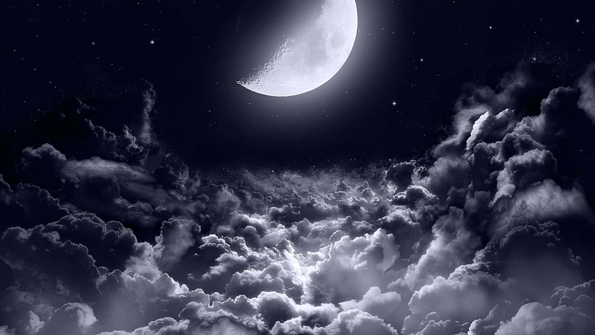 2048x1152 桌布 壁紙 — 明亮的彎月在繁星點點的夜空穿過濃密雲層，灑下空靈的光芒。