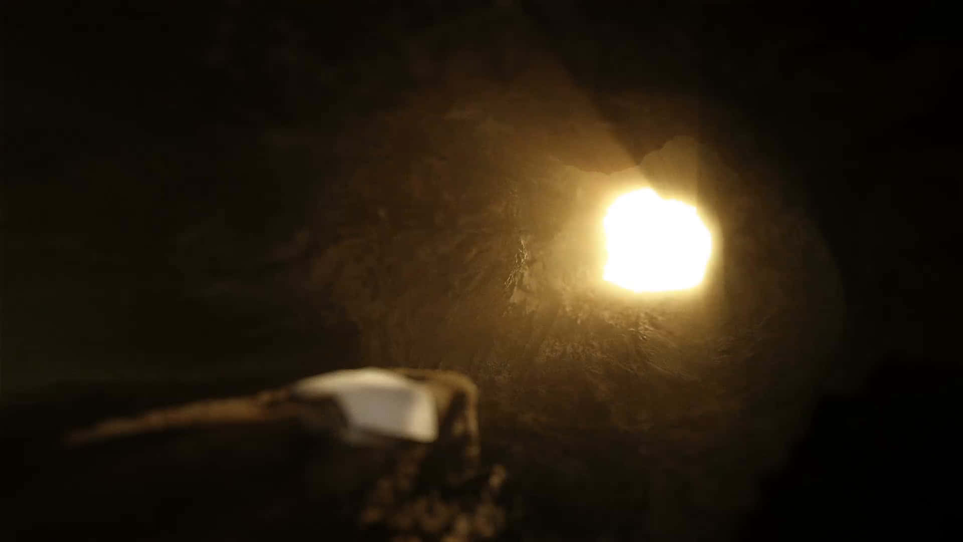 耶穌 桌布 壁紙 — 明亮的手電筒光束穿透狹窄岩石隧道的黑暗，顯露出粗糙紋理的牆壁。
