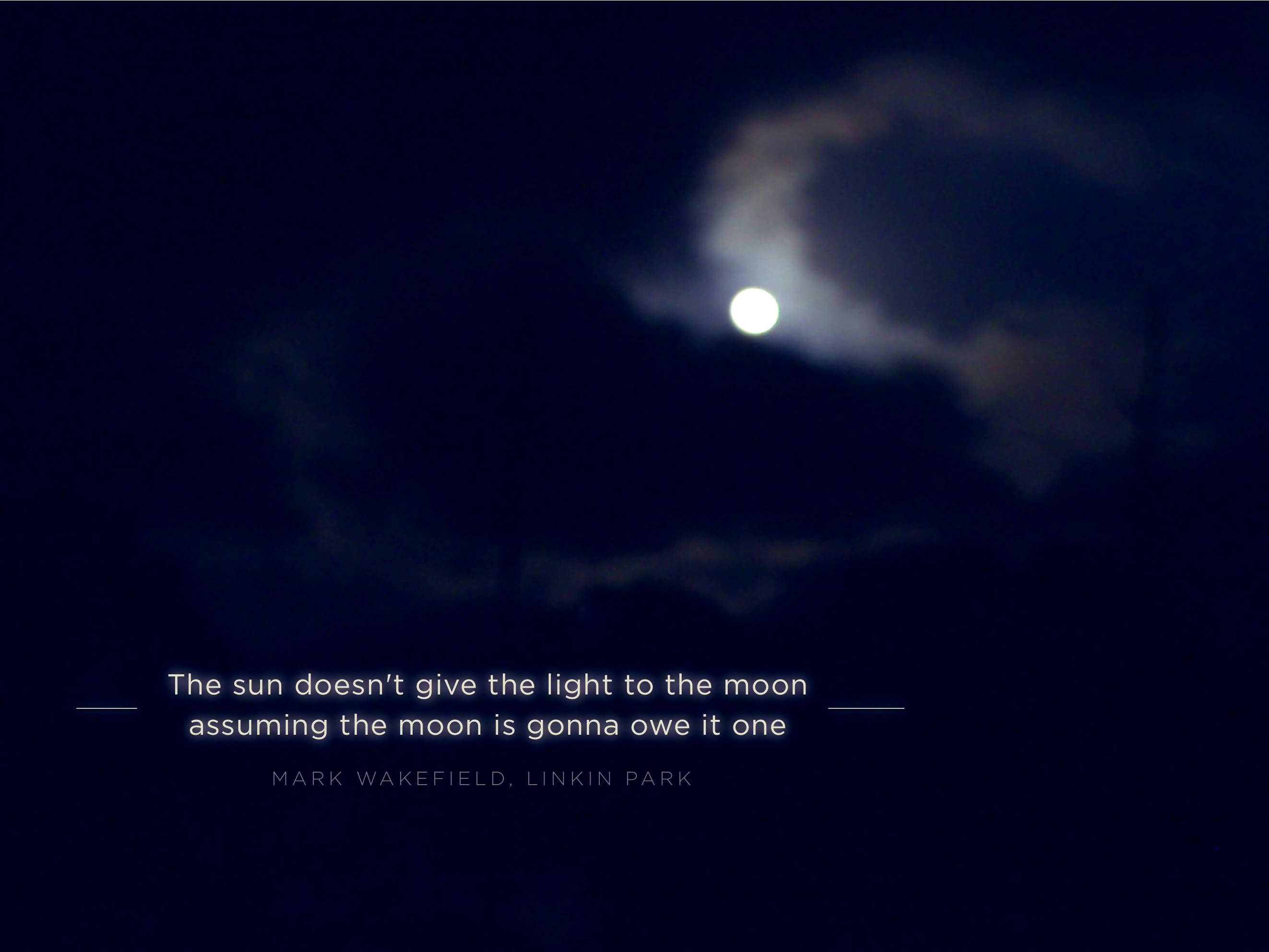moon quotes 桌布 壁紙 — 明亮的月亮透過縷縷雲層照耀在深邃的夜空上，並帶有引文疊加。