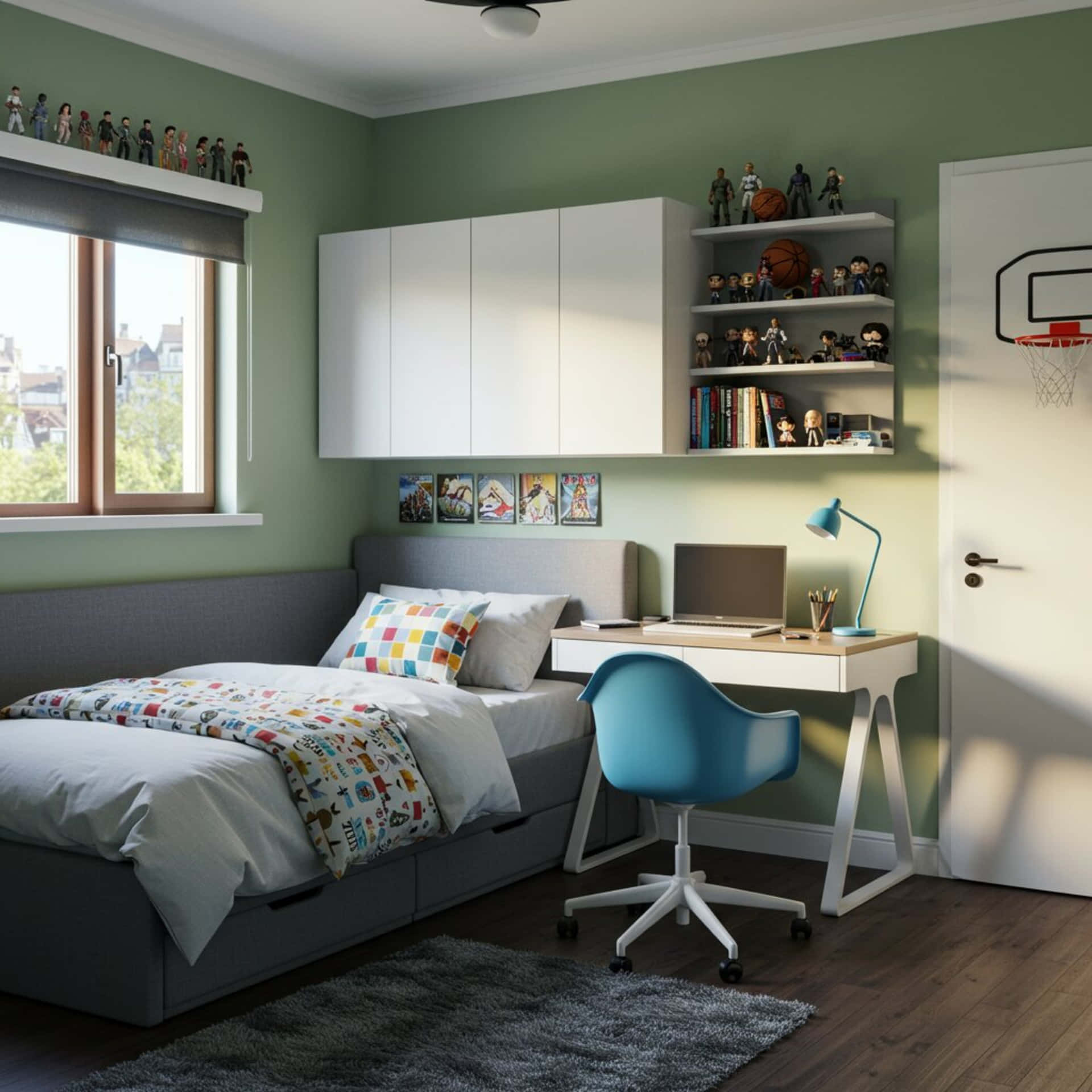 Bedroom 壁紙 — 明亮的現代兒童臥室，綠色牆壁、灰色床、彩色床上用品、白色書桌、藍色椅子，以及裝滿動作玩偶、書籍的架子，門上還有籃球框。