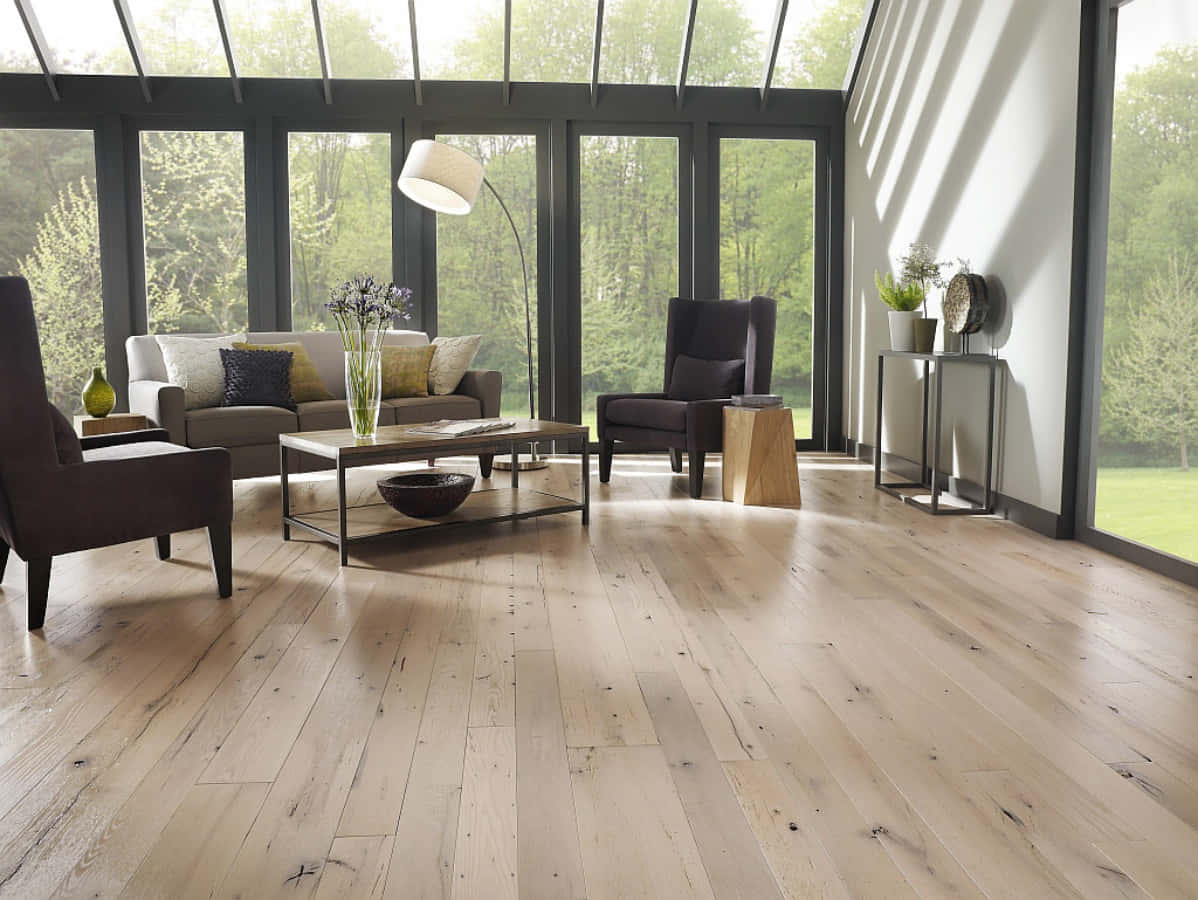 Wooden Floor 桌布 壁紙 — 明亮的現代客廳，淺色木地板和大窗戶，可俯瞰綠色森林。