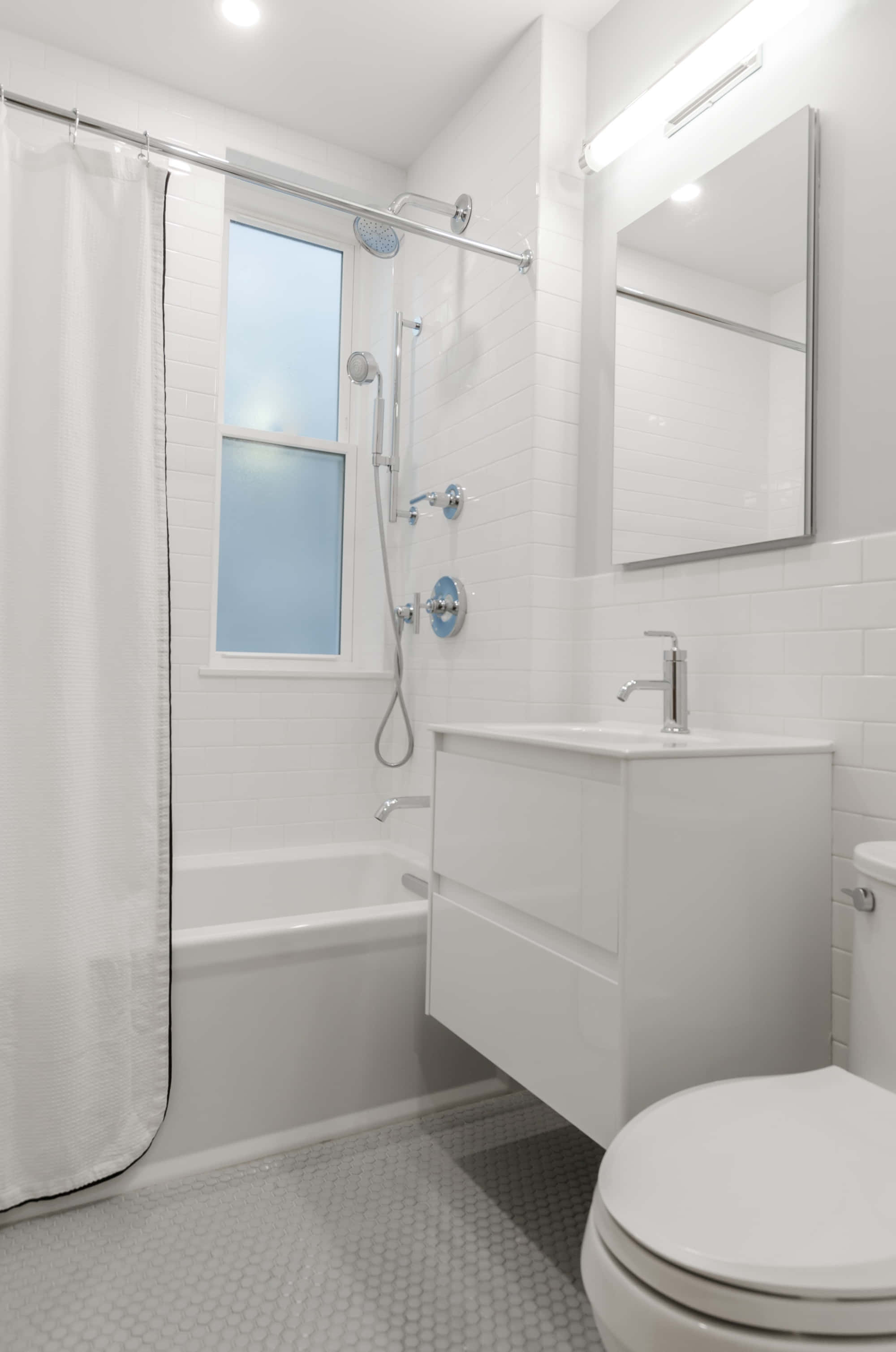 bathroom 桌布 壁紙 — 明亮的現代浴室，配有白色地鐵磚、浴缸淋浴組合和窗下的浮動梳妝台。