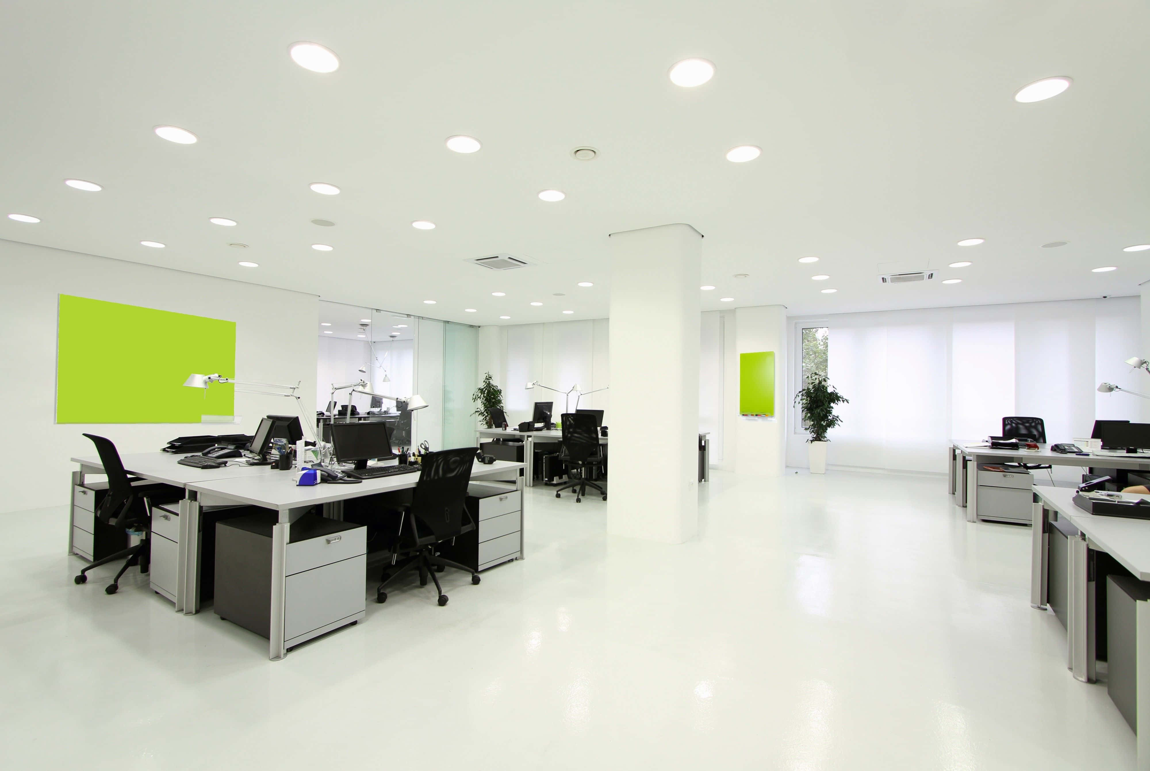 4K Office 桌布 壁紙 — 明亮的現代辦公室，白色地板和天花板，灰色辦公桌，黑色椅子，以及萊姆綠色的特色牆。