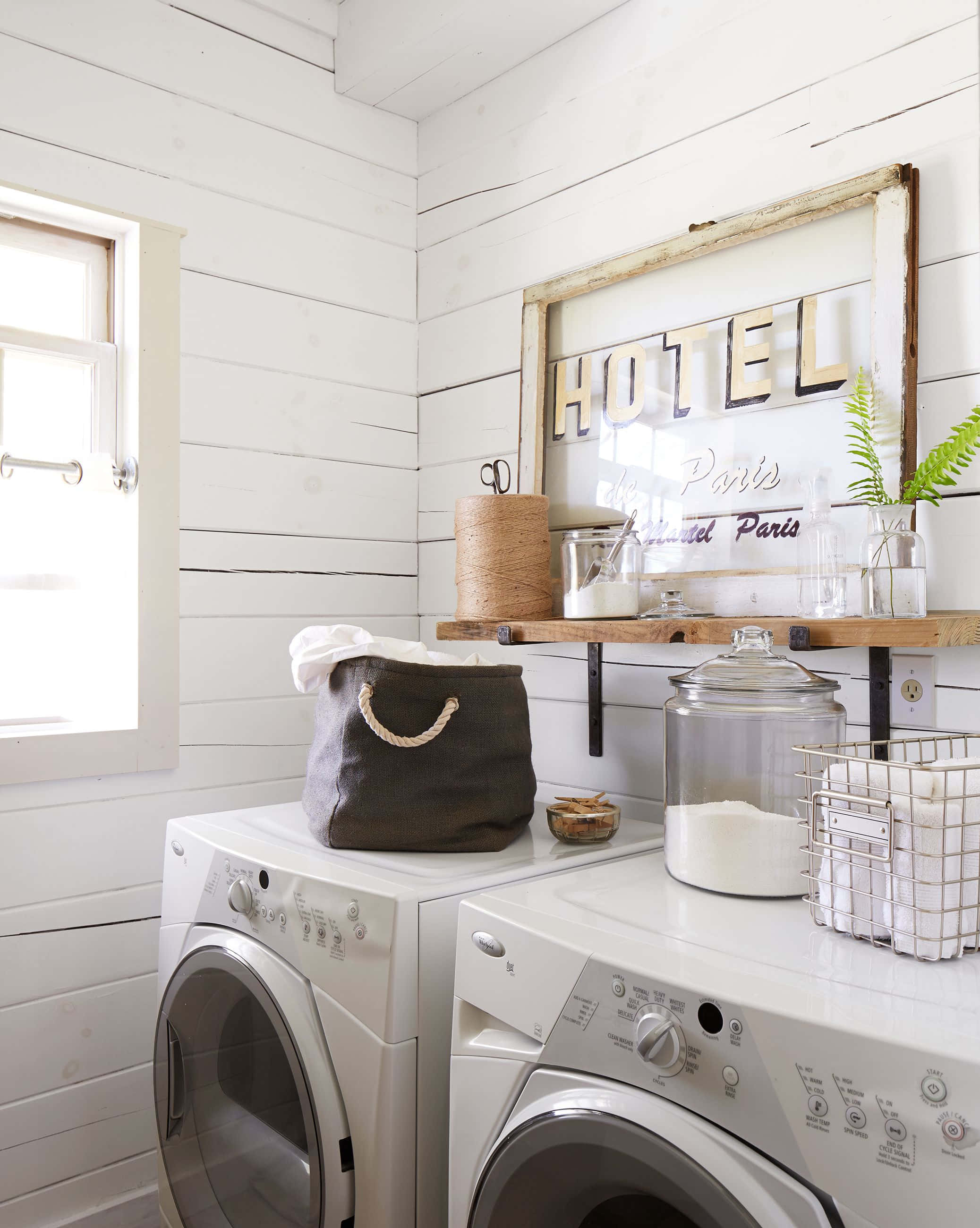 laundry 桌布 壁紙 — 明亮的白色船板洗衣房，帶有復古酒店標誌裝飾和窗戶的自然光線。