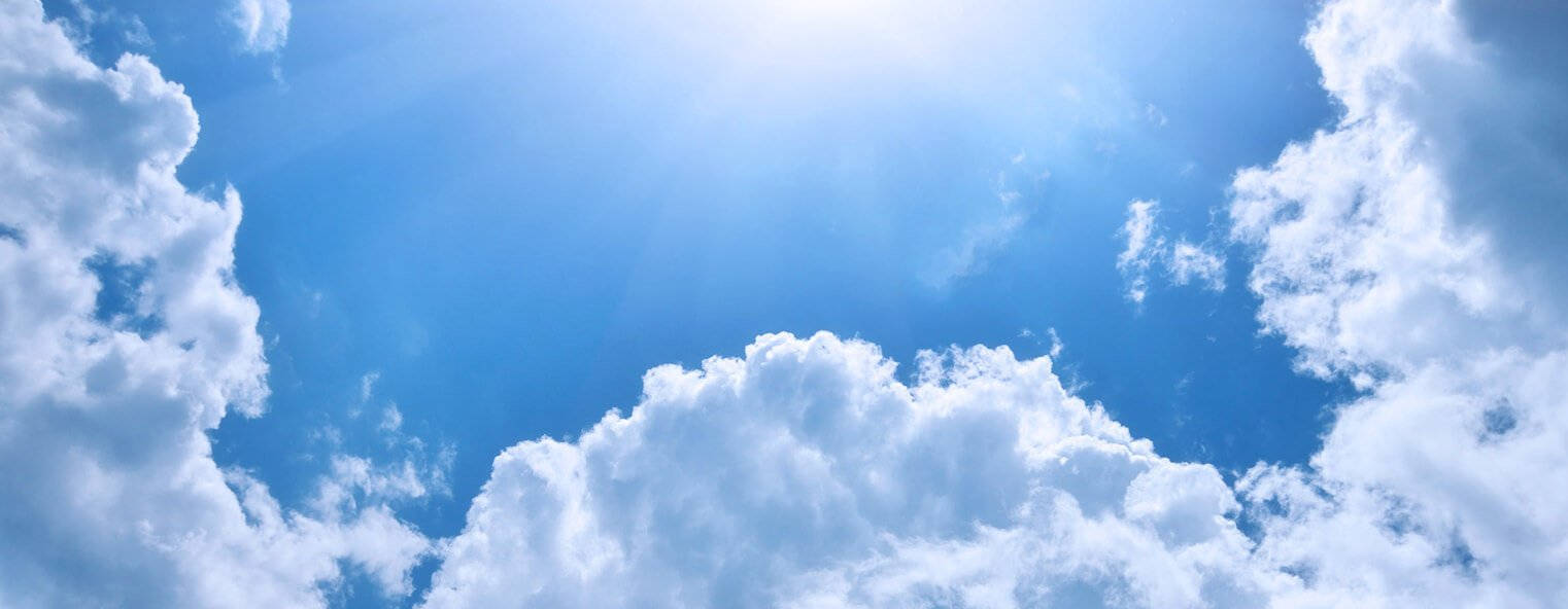 Clouds Aesthetics 桌布 壁紙 — 明亮的藍天，充滿蓬鬆的白雲和從上方照耀的燦爛陽光。