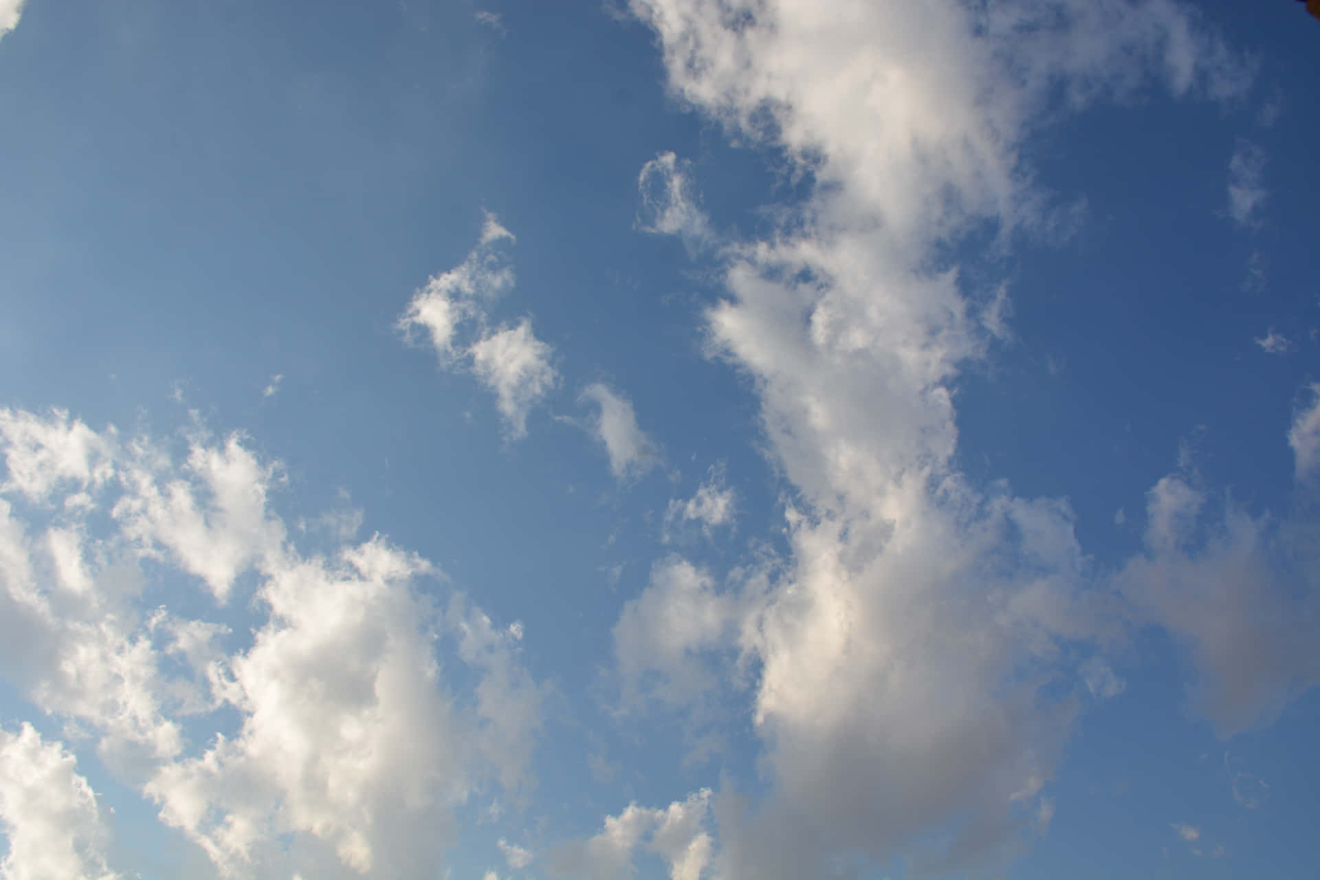 Clouds in blue sky 壁紙 — 明亮的藍天，充滿蓬鬆的白雲飄過畫面。