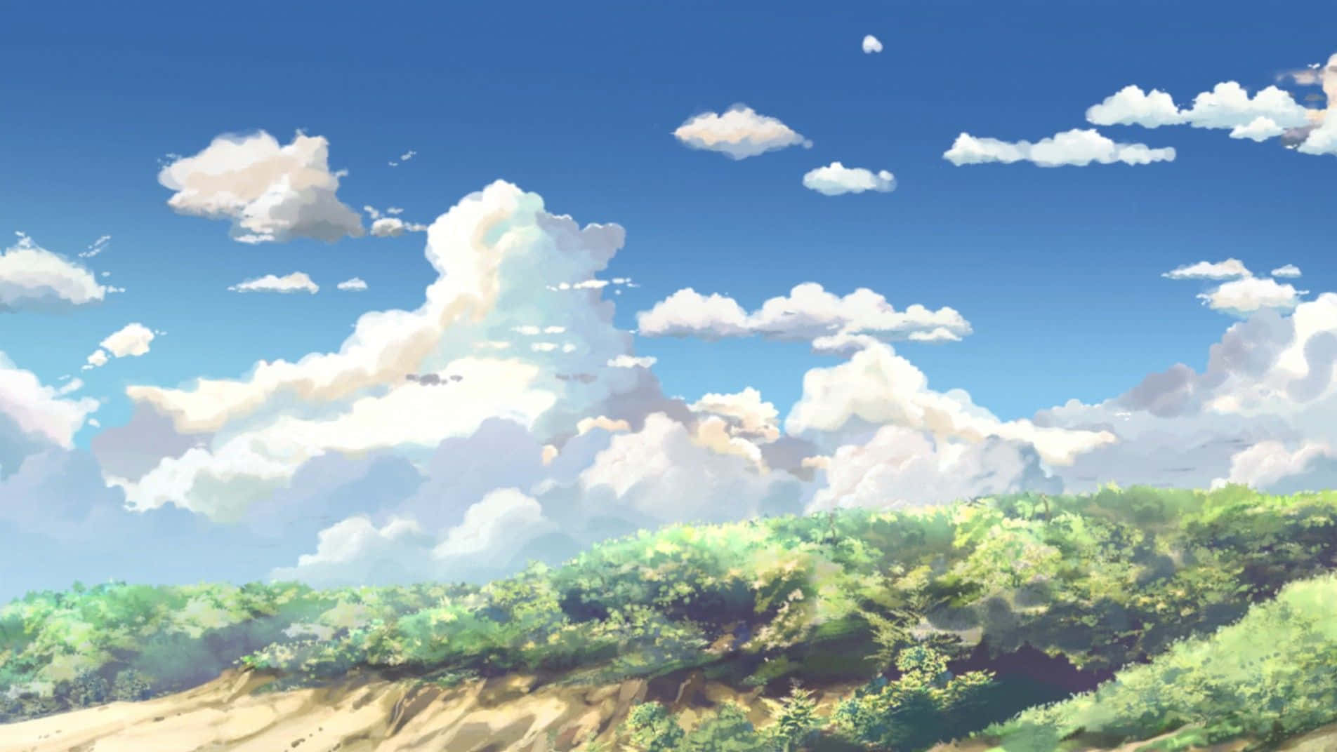風景動畫 桌布 壁紙 — 明亮的藍天，蓬鬆的白雲，下方是茂密的綠色森林山坡，在明媚的日光下。
