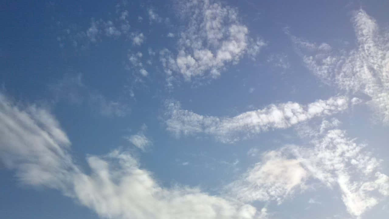SKY-11 壁紙 — 明亮的藍天中，縷縷白雲飄過畫面。