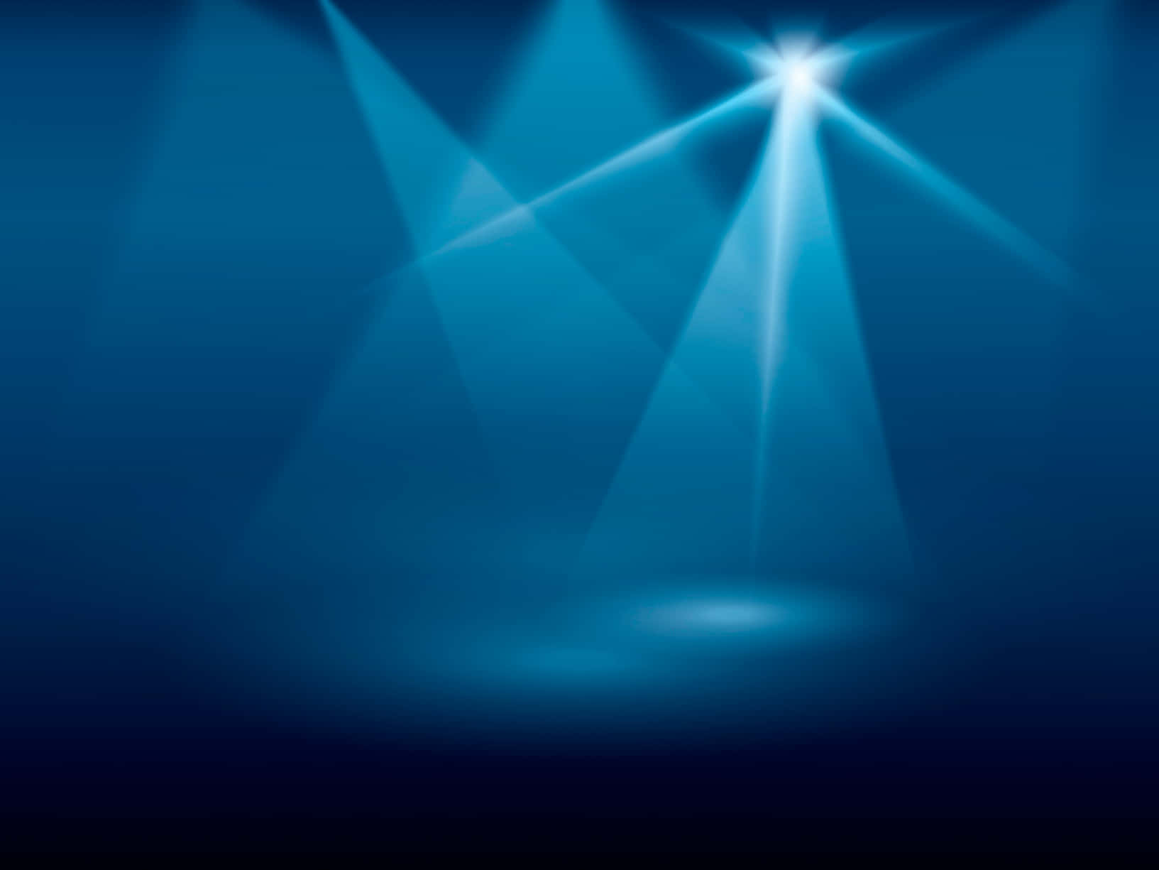 Stage Light 桌布 壁紙 — 明亮的藍色舞台燈光從上方照射到黑暗的空地上，形成戲劇性的陰影和發光的光暈。