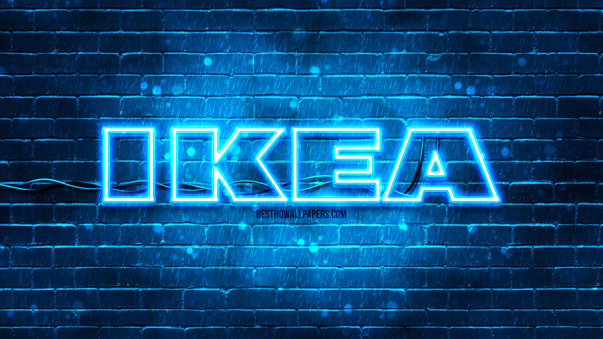 LED 桌布 壁紙 — 明亮的藍色霓虹燈 IKEA 標誌在雨中濕漉漉的磚牆上發光，帶有電光反射。