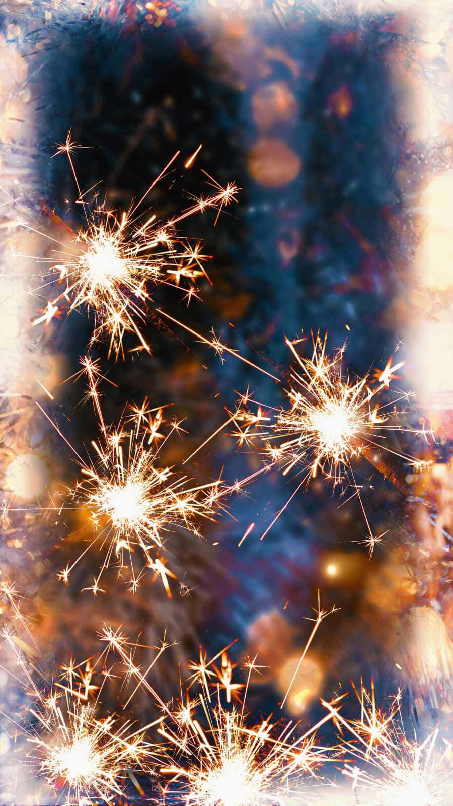 Fireworks 桌布 壁紙 — 明亮的金色煙火在帶有溫暖散景燈光的暗色模糊背景下爆發出耀眼的光芒。
