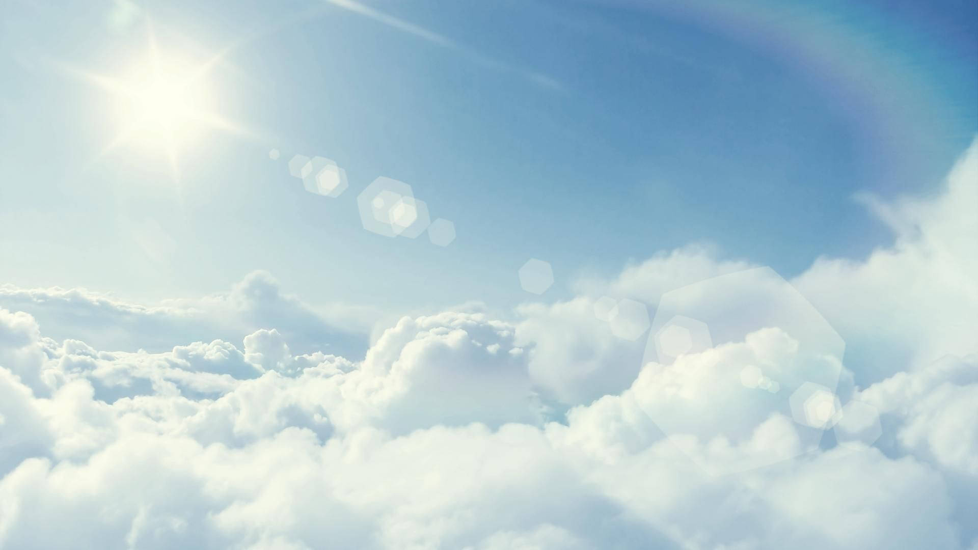 天堂 桌布 壁紙 — 明亮的陽光穿過蓬鬆的白雲，在寧靜的藍天上投射出鏡頭光暈。