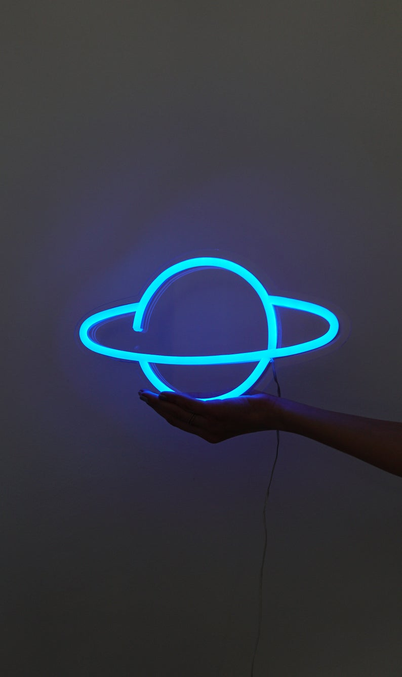 明亮的霓虹藍色夜空。 壁紙