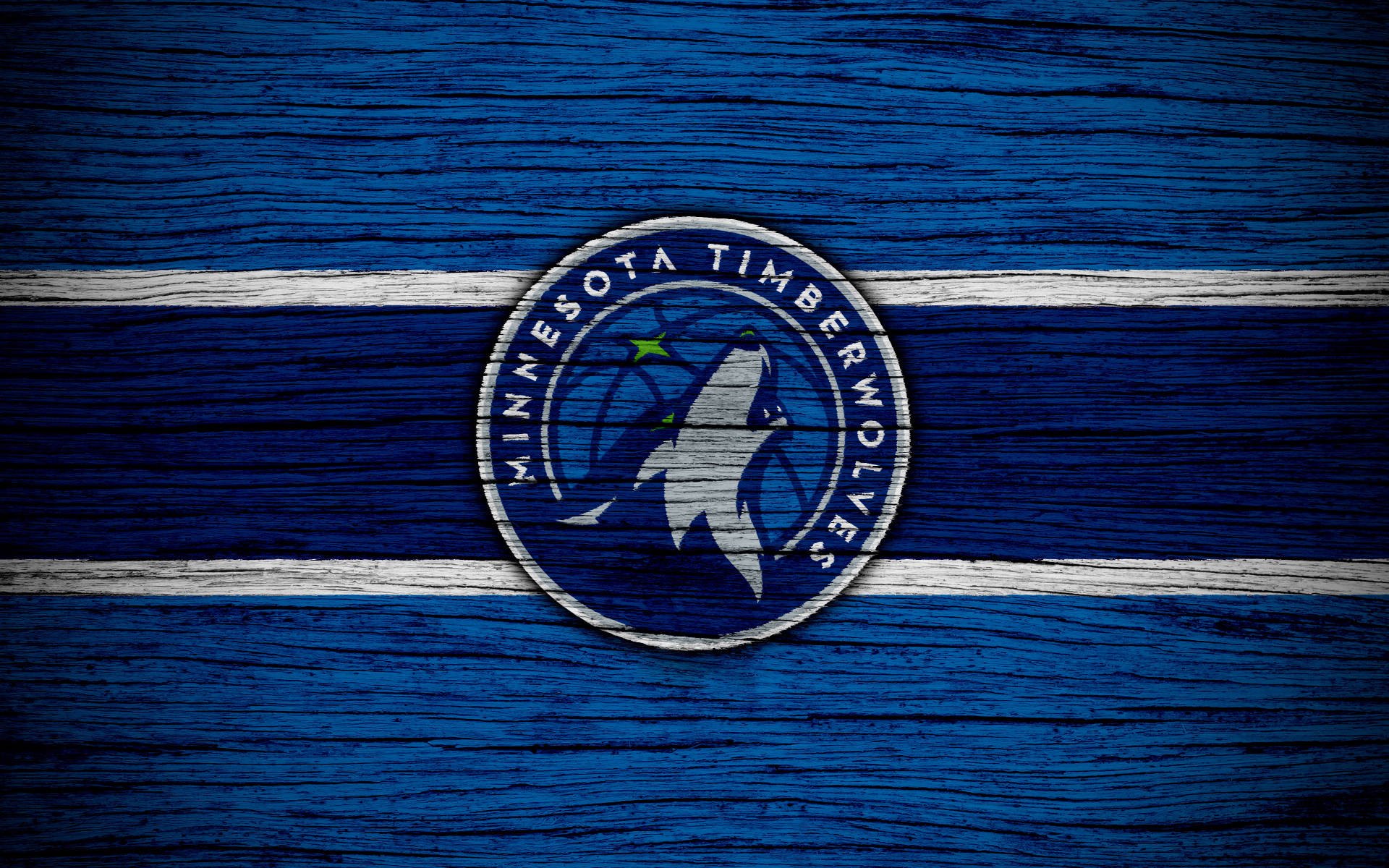 Timberwolves 桌布 壁紙 — 明尼蘇達灰狼隊標誌居中於帶有白色條紋的紋理藍色木質背景上。