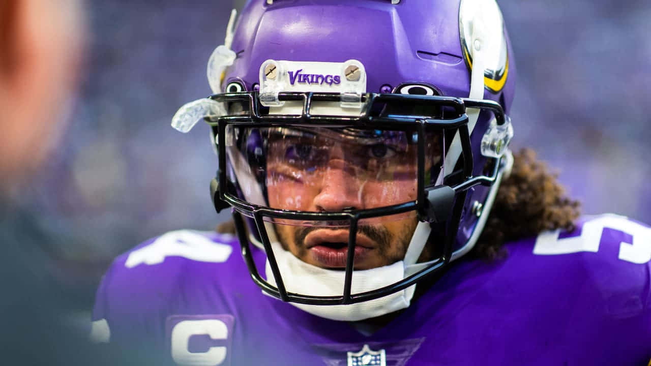 Eric Kendricks 桌布 壁紙 — 明尼蘇達維京人隊足球員身穿紫色裝備，在球場燈光下專注表情的特寫。