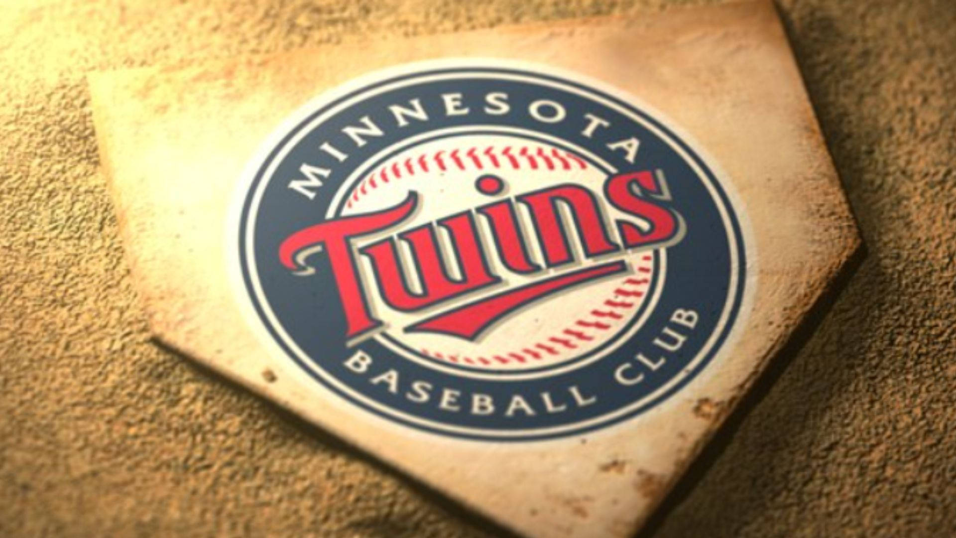 twins 桌布 壁紙 — 明尼蘇達雙城棒球隊標誌特寫，位於磨損的本壘板上，嵌入沙質泥土中。