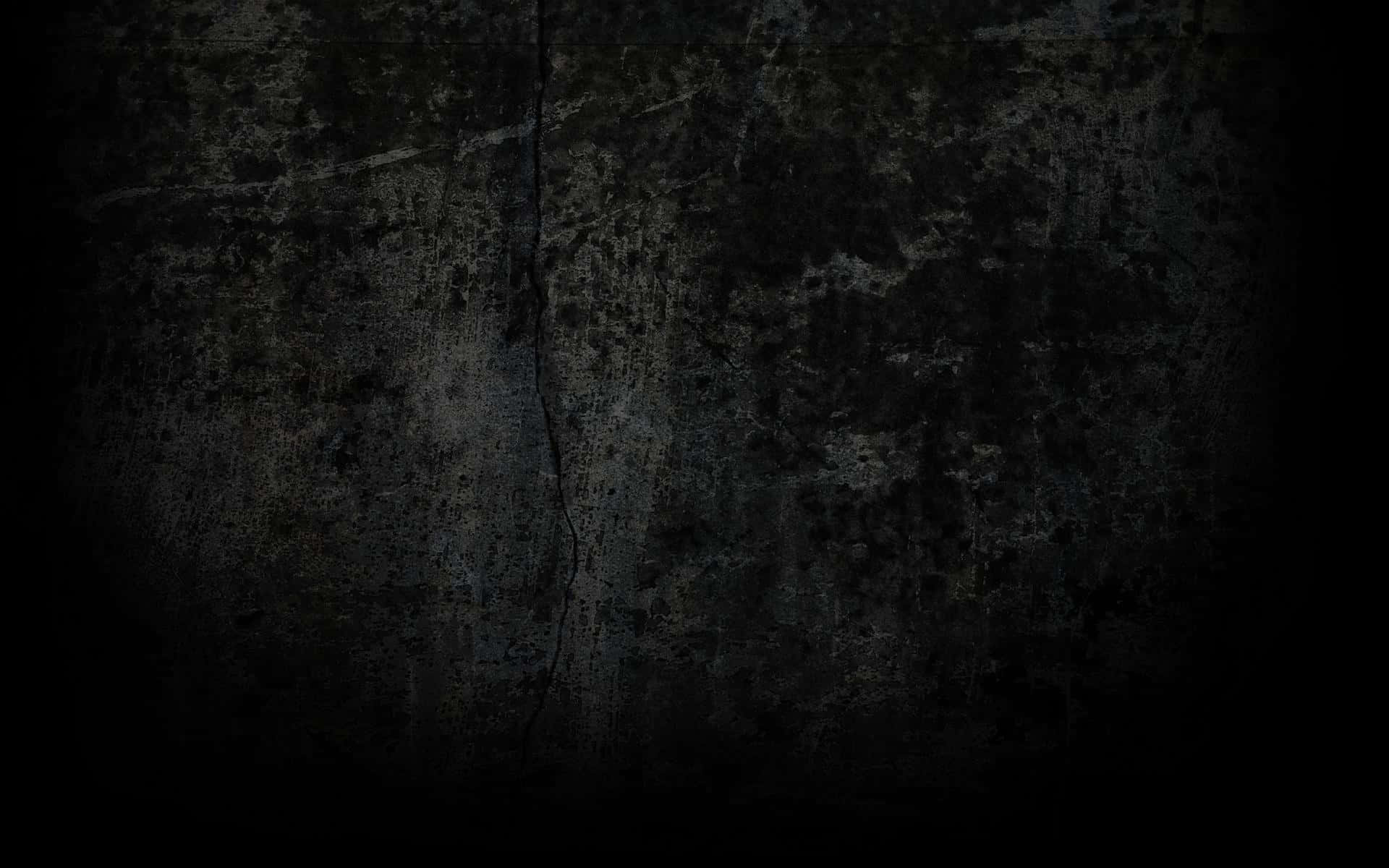 美學 桌布 壁紙 — 昏暗光線下，一幅風化的深色混凝土牆的特寫，牆上有裂縫和苔蘚質感。