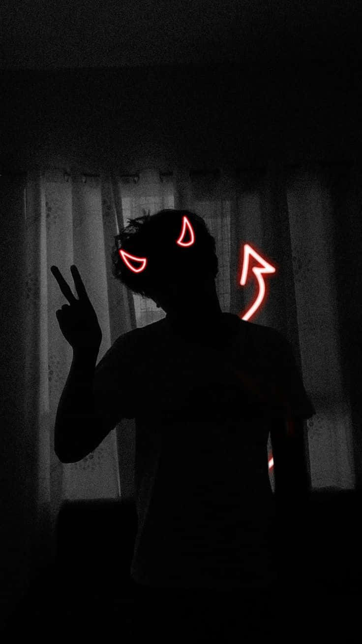 Devil Horns 桌布 壁紙 — 昏暗房間中，一個帶有發光紅色惡魔角和箭頭霓虹燈的人影黑色剪影。