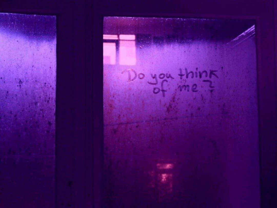 Purple Grunge Aesthetic 桌布 壁紙 — 昏暗房間中一扇起霧的紫色窗戶顯示手寫文字，詢問是否有人想念他們。