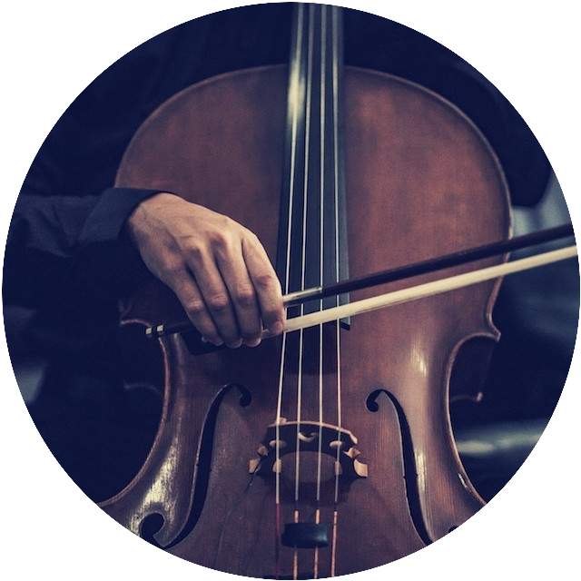 cello 桌布 壁紙 — 昏暗燈光下，音樂家的手拉弓穿過紋理豐富的大提琴琴弦的特寫。