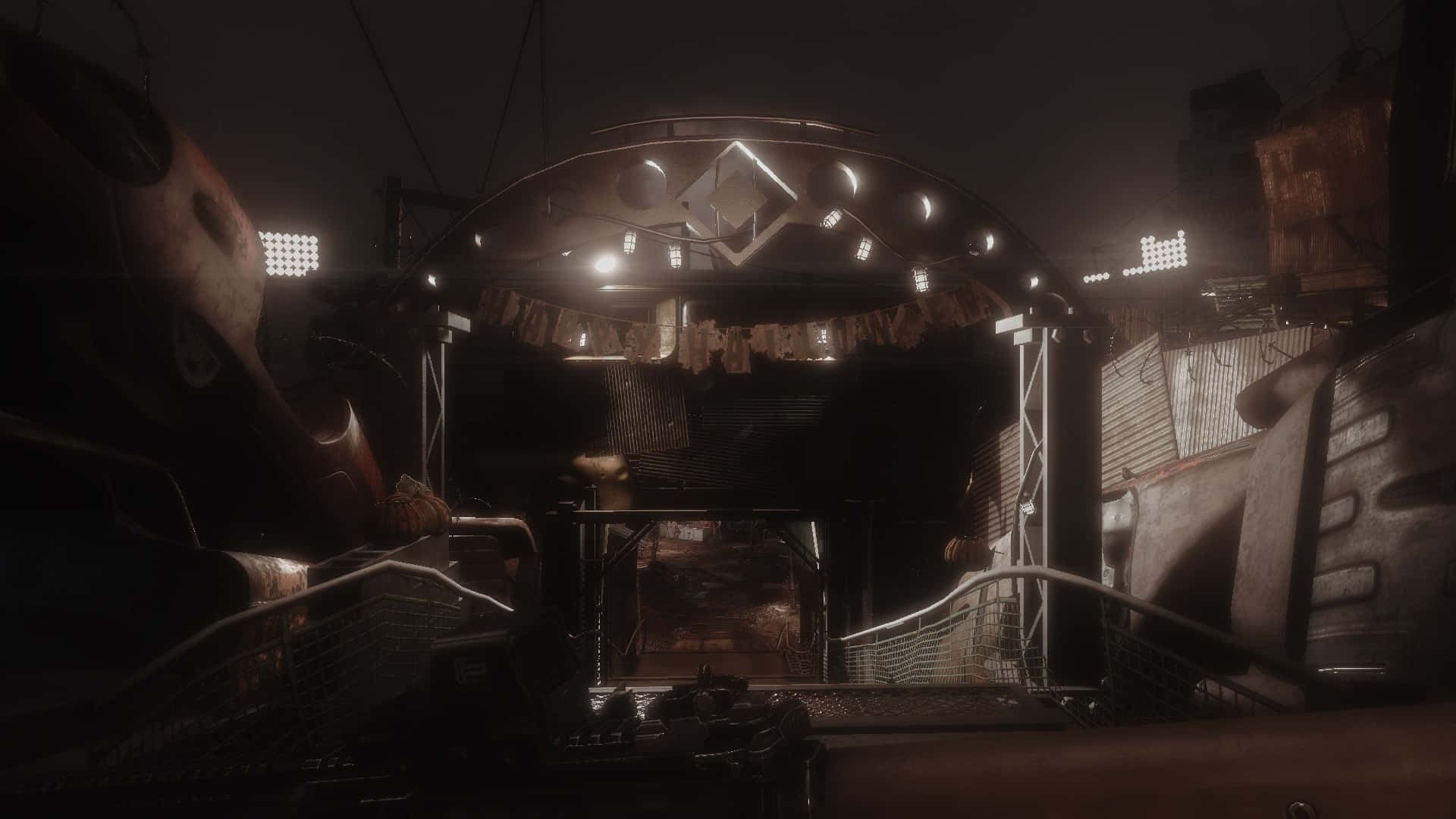 Diamond City 桌布 壁紙 — 昏暗的工業室內，生鏽的金屬結構和發光的聚光燈投射出詭異的陰影。