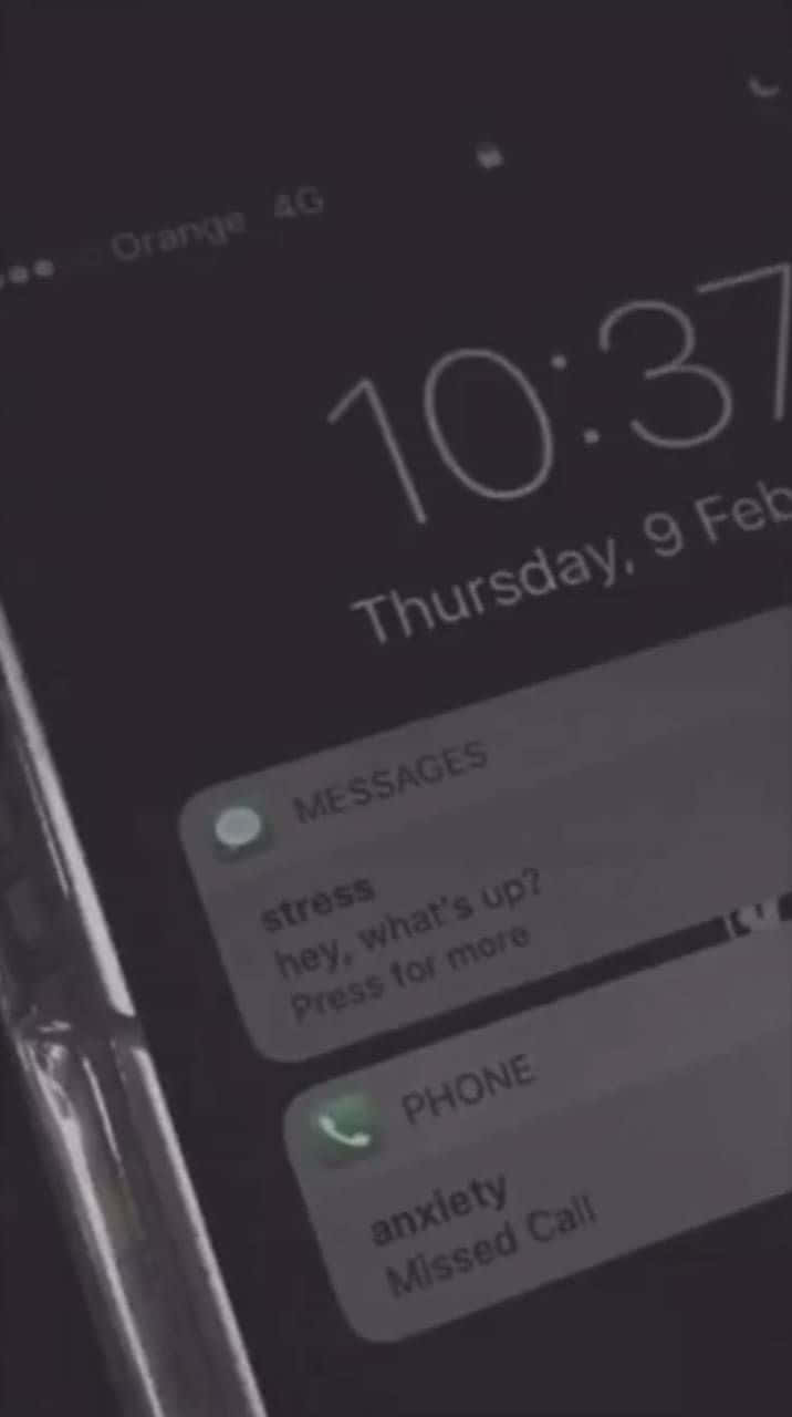 text 桌布 壁紙 — 昏暗的智慧型手機螢幕顯示未接來電和標記為壓力和焦慮的訊息，時間為10:37。