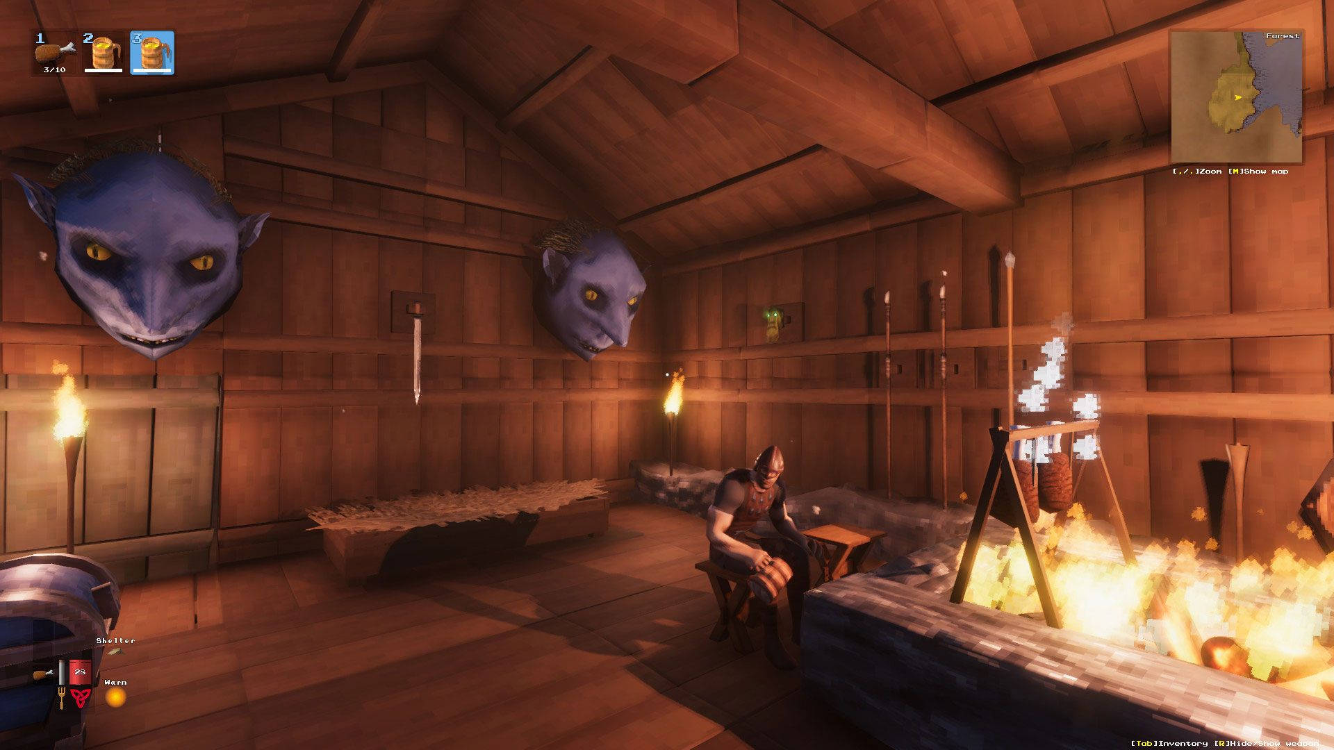 Valheim 桌布 壁紙 — 昏暗的木屋內部，一個角色坐在熊熊烈火旁，兩側是安裝的藍色外星人頭和閃爍的火把。