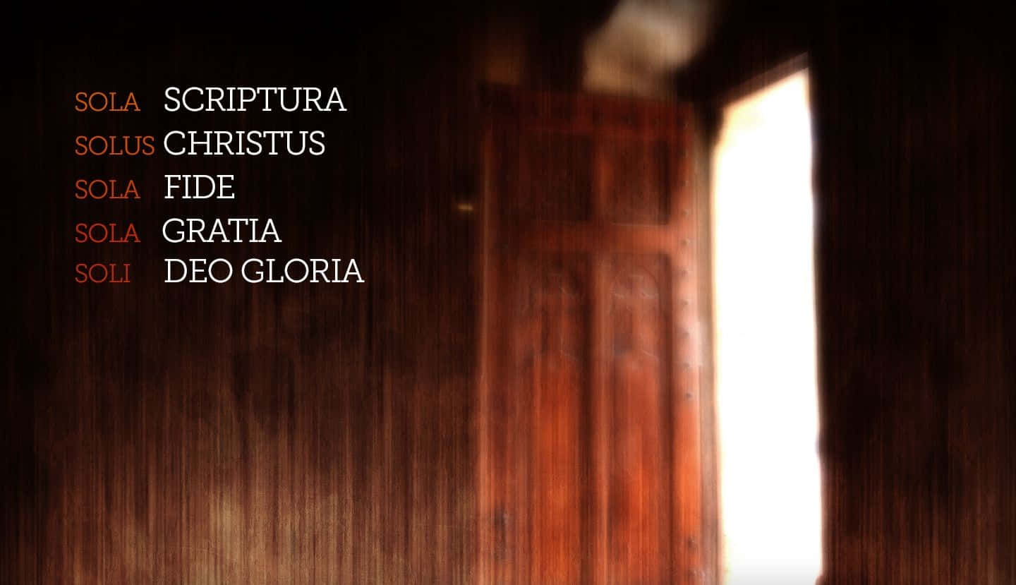 Theology 桌布 壁紙 — 昏暗的木門，明亮的光線穿過，上面覆蓋著白色和紅色的路德改革標語。